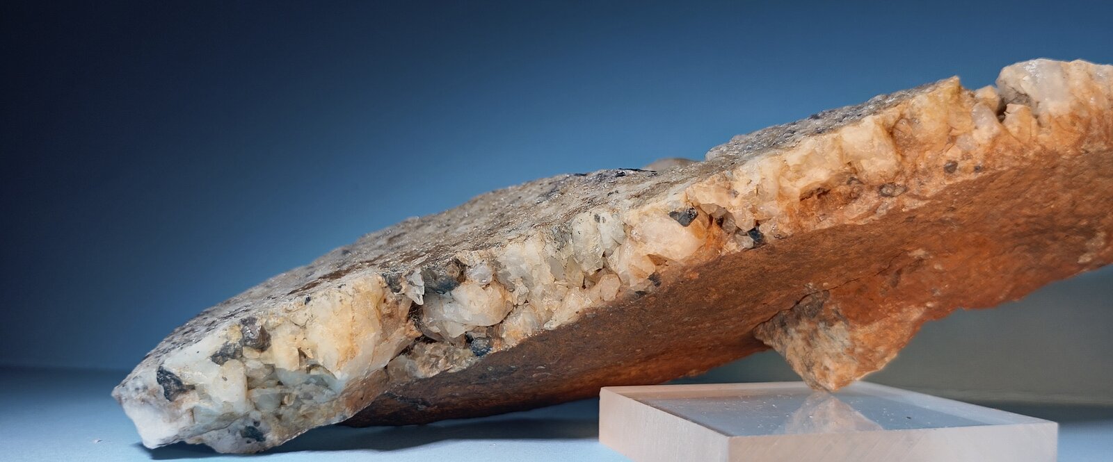 Casiterita
Mina Amalia Juliana, Dehesa de la Zarzuela-Río Guarrizas, Vilches, Comarca El Condado, Jaén, Andalucía, España
14 x 4,5 cm.
(Autor: Felipe Abolafia)