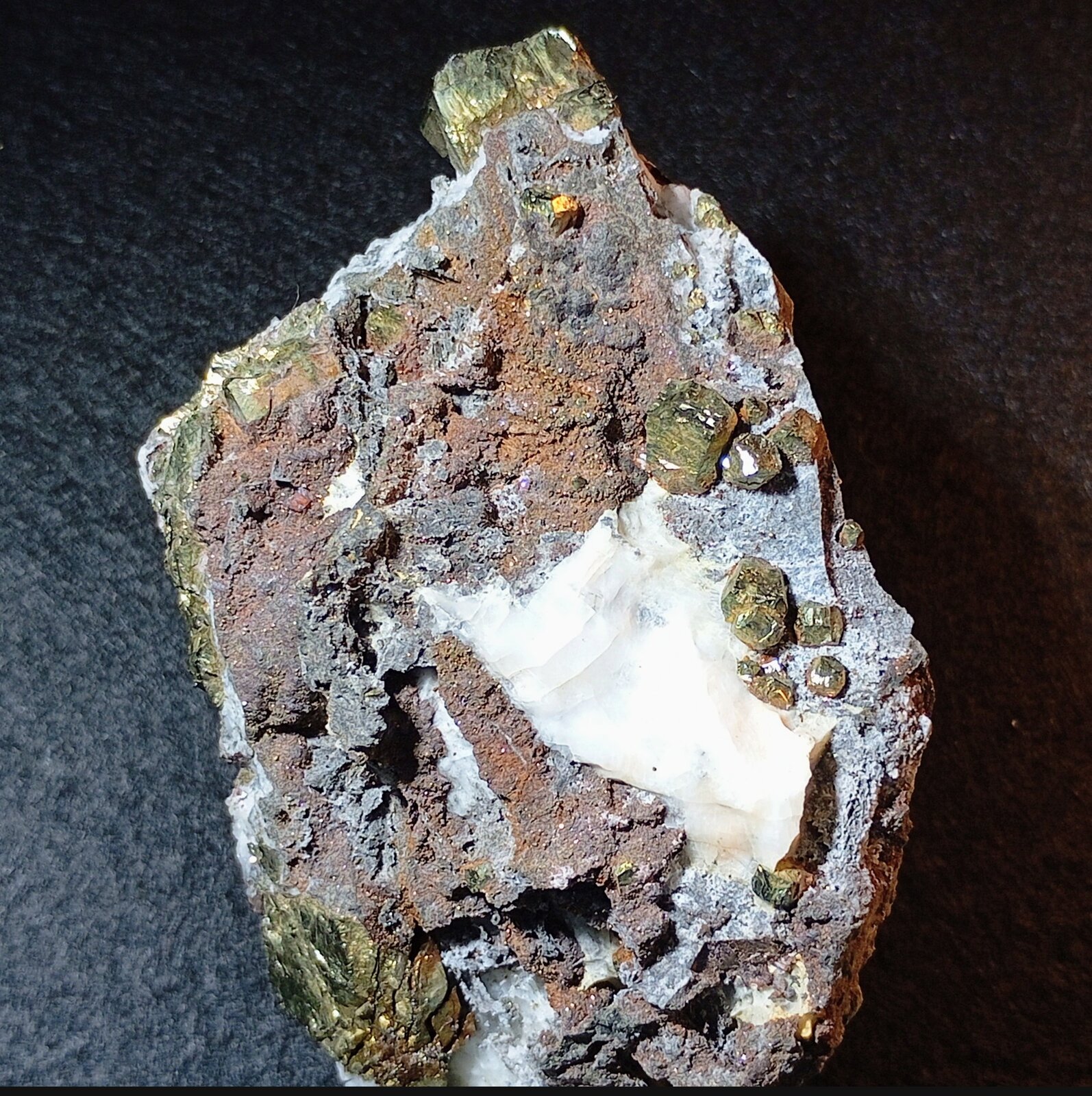 Pirita
Minas de Lucainena de las Torres, Lucainena de las Torres, Comarca Los Filabres-Tabernas, Almería, Andalucía, España
10,5 x 6 cm.
(Autor: Felipe Abolafia)