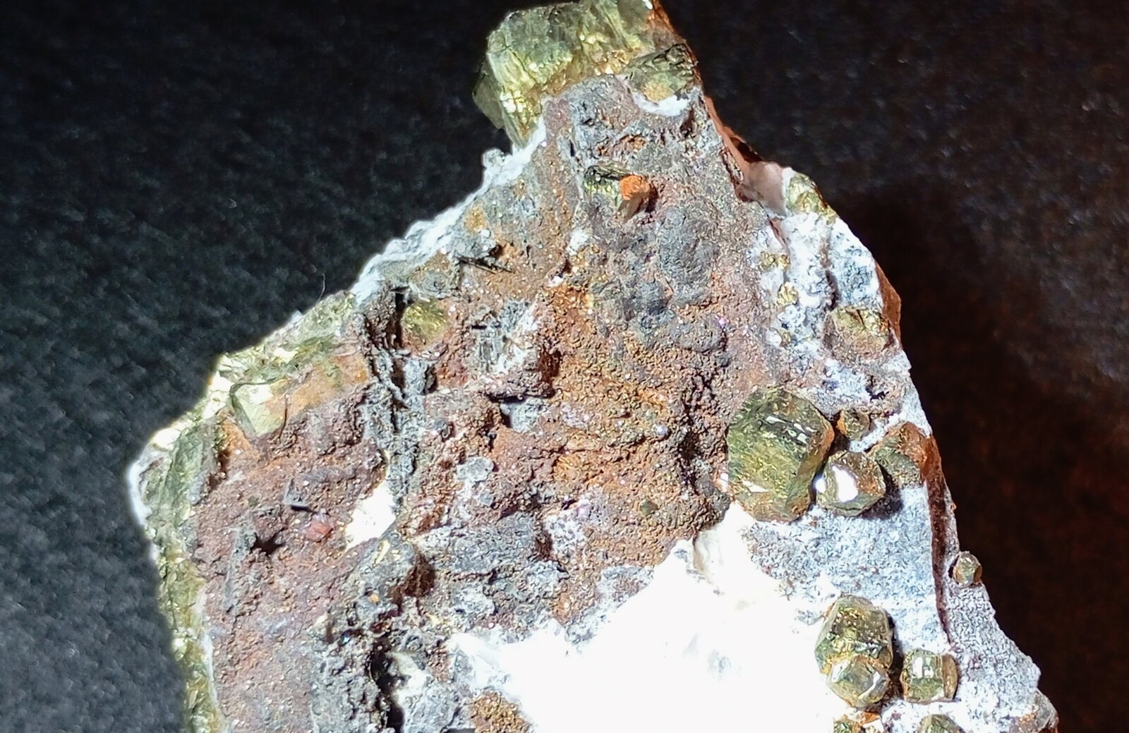 Pirita
Minas de Lucainena de las Torres, Lucainena de las Torres, Comarca Los Filabres-Tabernas, Almería, Andalucía, España
10,5 x 6 cm.
(Autor: Felipe Abolafia)