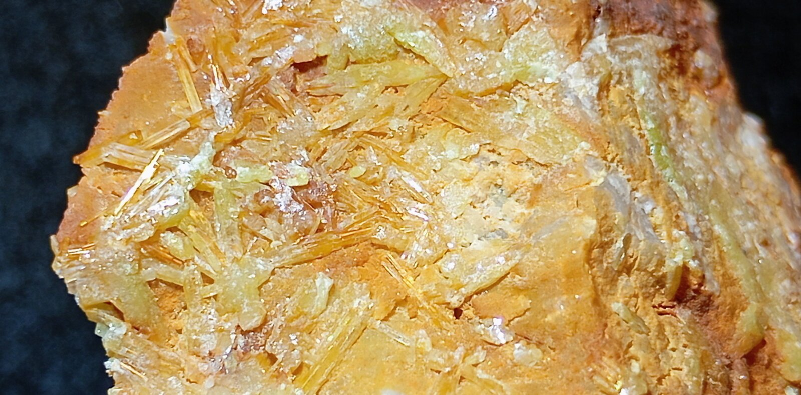 Piromorfita
Minas de El Horcajo, El Horcajo, Almodóvar del Campo, Comarca Campo de Calatrava, Ciudad Real, Castilla-La Mancha, España
5 x 6 cm.
(Autor: Felipe Abolafia)