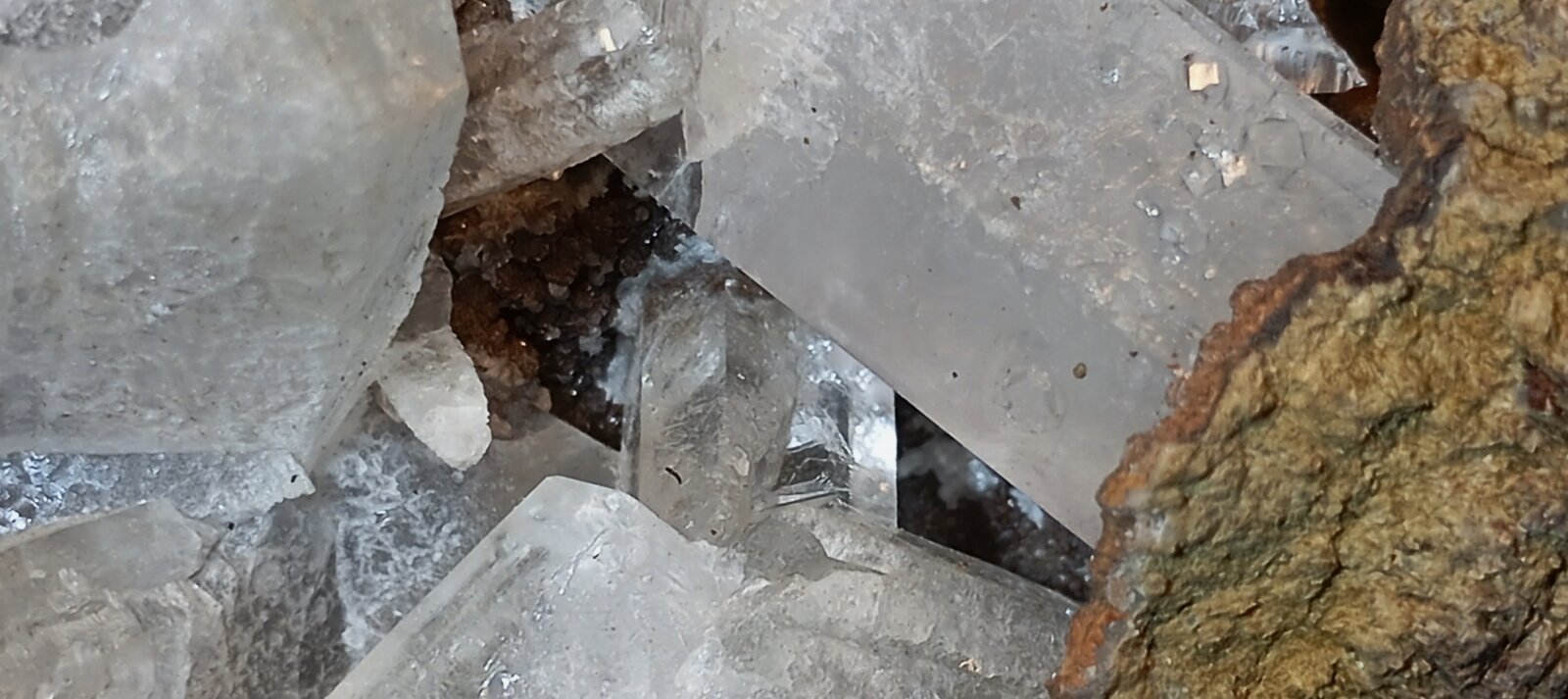 Aragonito
Mamsa, Sidi Ayad (Sidi Ayed), Provincia Boulemane, Región Fès-Meknès, Marruecos
8 x 6 x 3,5 cm.
(Autor: Felipe Abolafia)