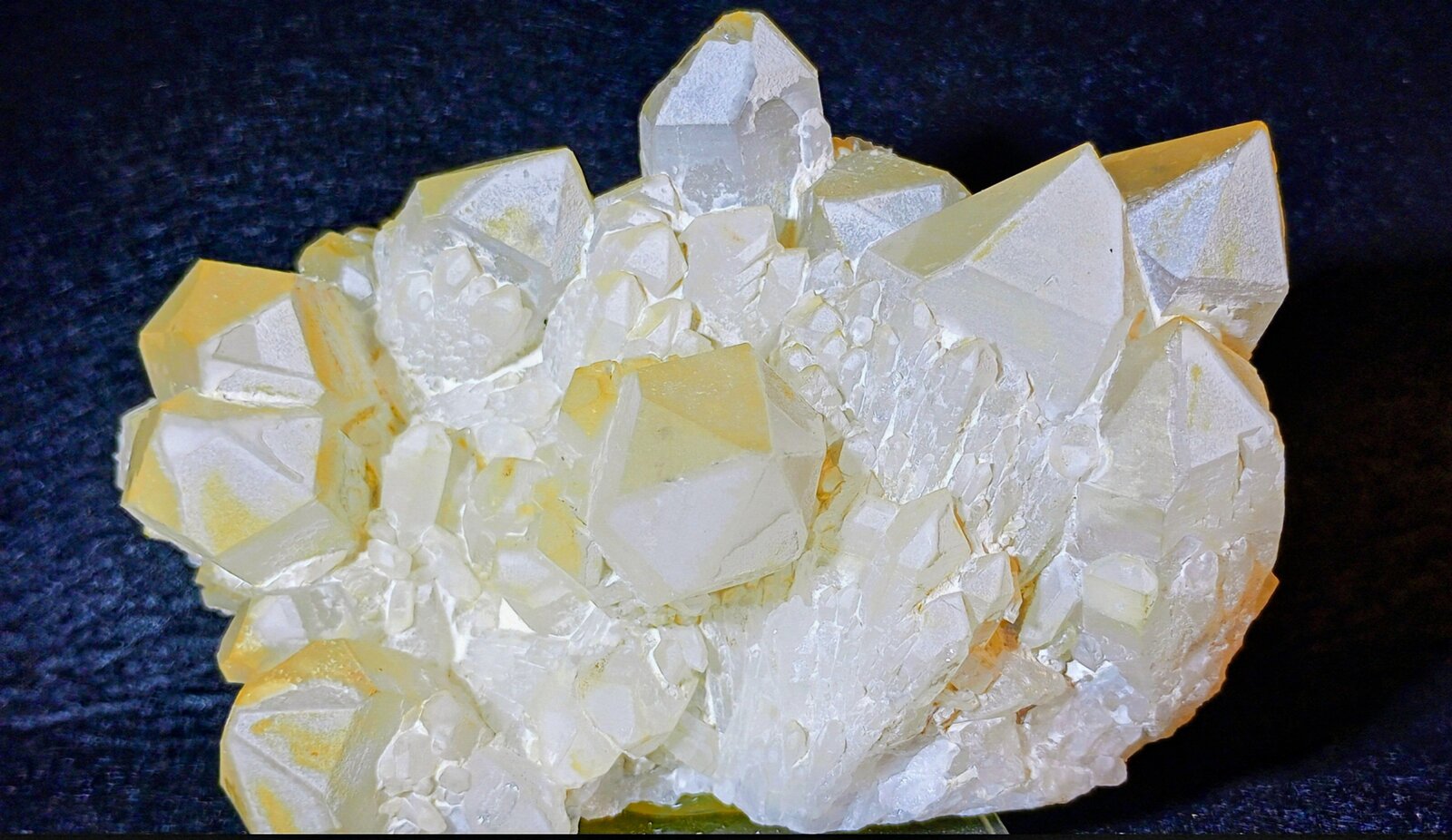 Cuarzo
Serrabal Mine, A Ponte Ulla-Santa Cruz de Ribadulla-San Pedro de Vilanova-Boqueixón-Codeso, Vedra/Boqueixón, Comarca Santiago, La Coruña / A Coruña, Galicia / Galiza, Spain
11 x 7 x 7 cm.
(Autor: Felipe Abolafia)