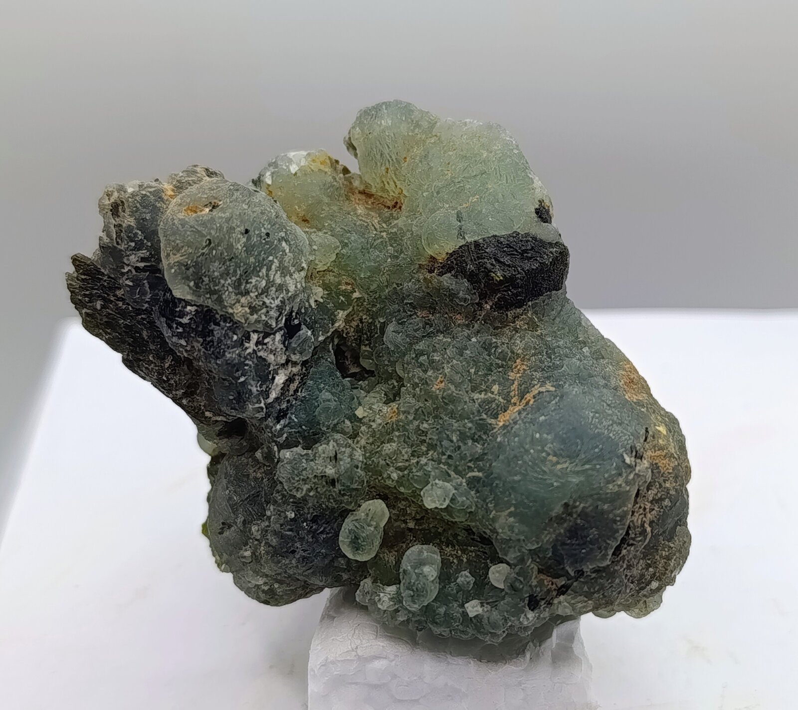 Prehnita y Epidota
Bendougou, Commune Diakon, Arrondissement Diakon, Cercle Bafoulabé, Region Kayes, Mali
7'5x7 cm
(Autor: AntonioJesus)