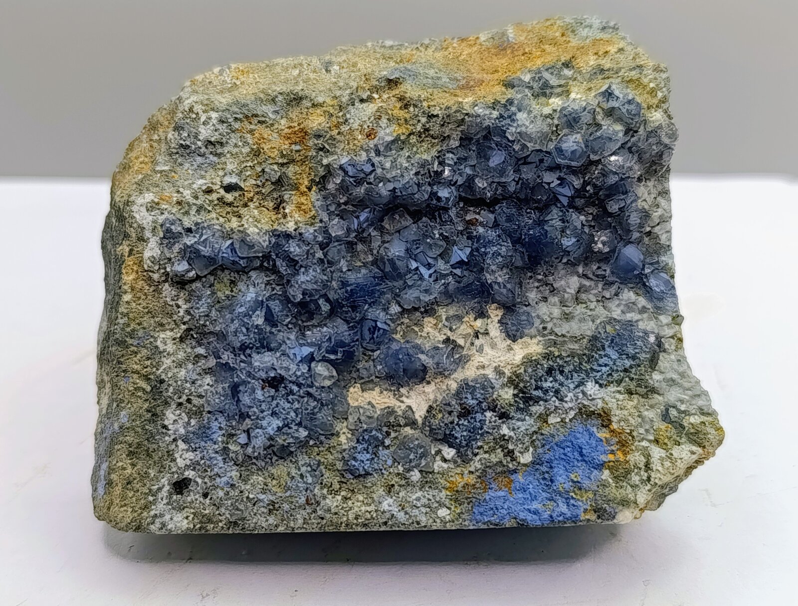 Cuarzo azul.
Ofitas de Olvera, Olvera, Comarca Sierra de Cádiz, Cádiz, Andalucía, España
6'5x5'5 cm
(Autor: AntonioJesus)