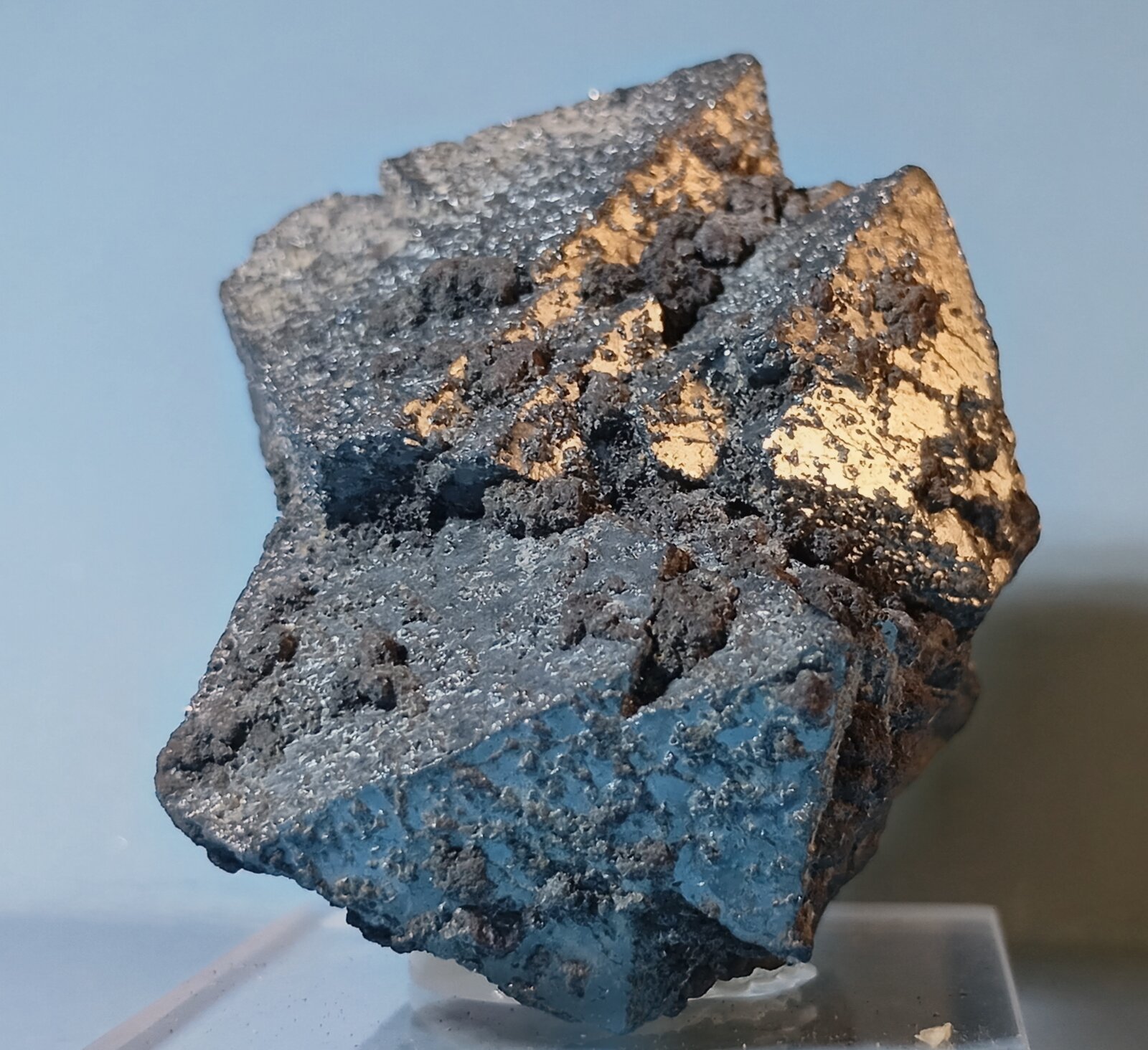 Hematites pseudo Magnetita (Martita)
Payún Matru Volcano, Malargüe, Malargüe Department, Mendoza Province, Argentina
4 x 3,5 x 4 cm.
(Autor: Felipe Abolafia)