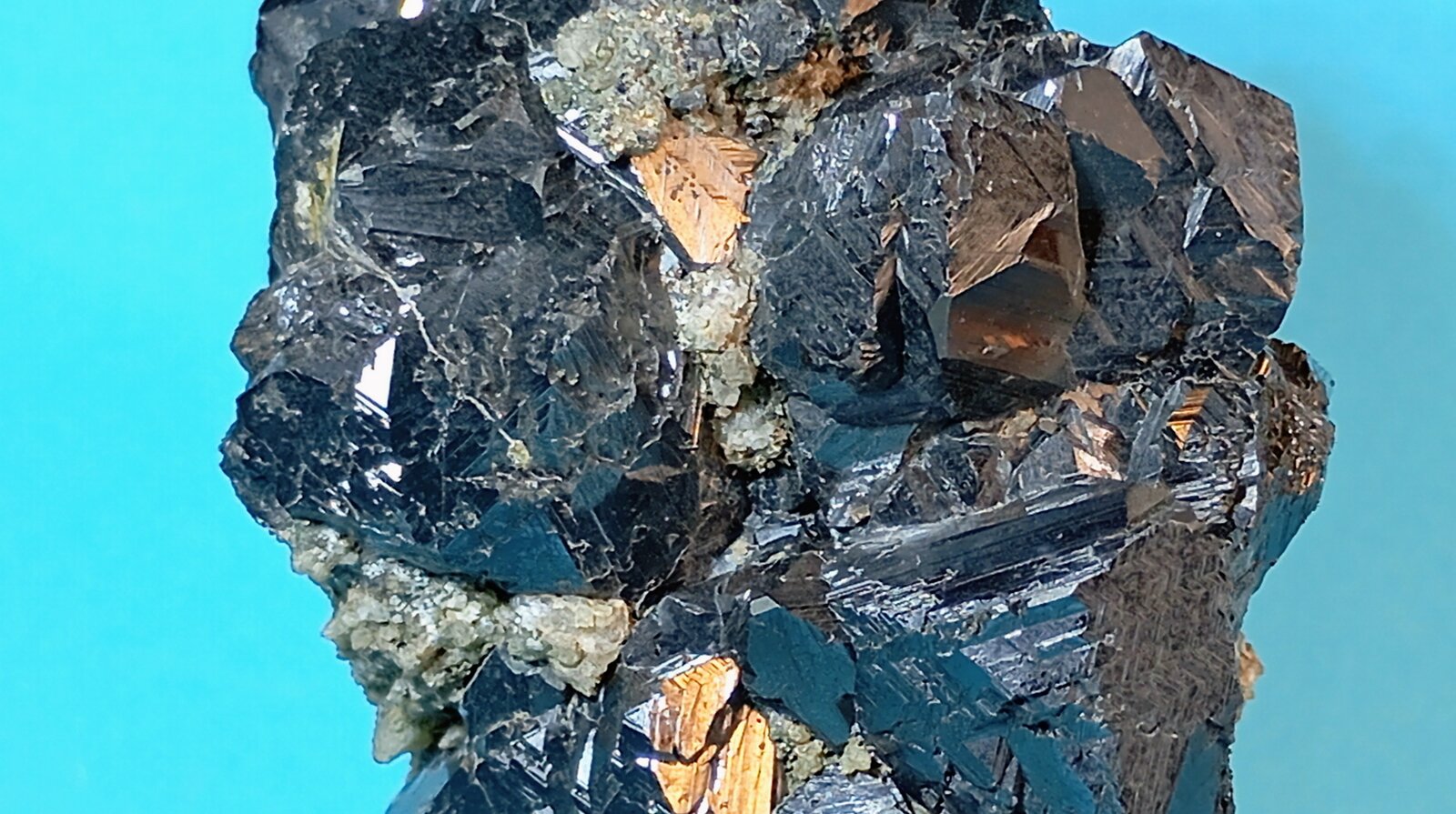 Esfalerita (variedad Marmatita)
Distrito minero Huaron, Distrito Huayllay, Provincia Pasco, Departamento Pasco, Perú
6 x 5 x 3 cm.
(Autor: Felipe Abolafia)