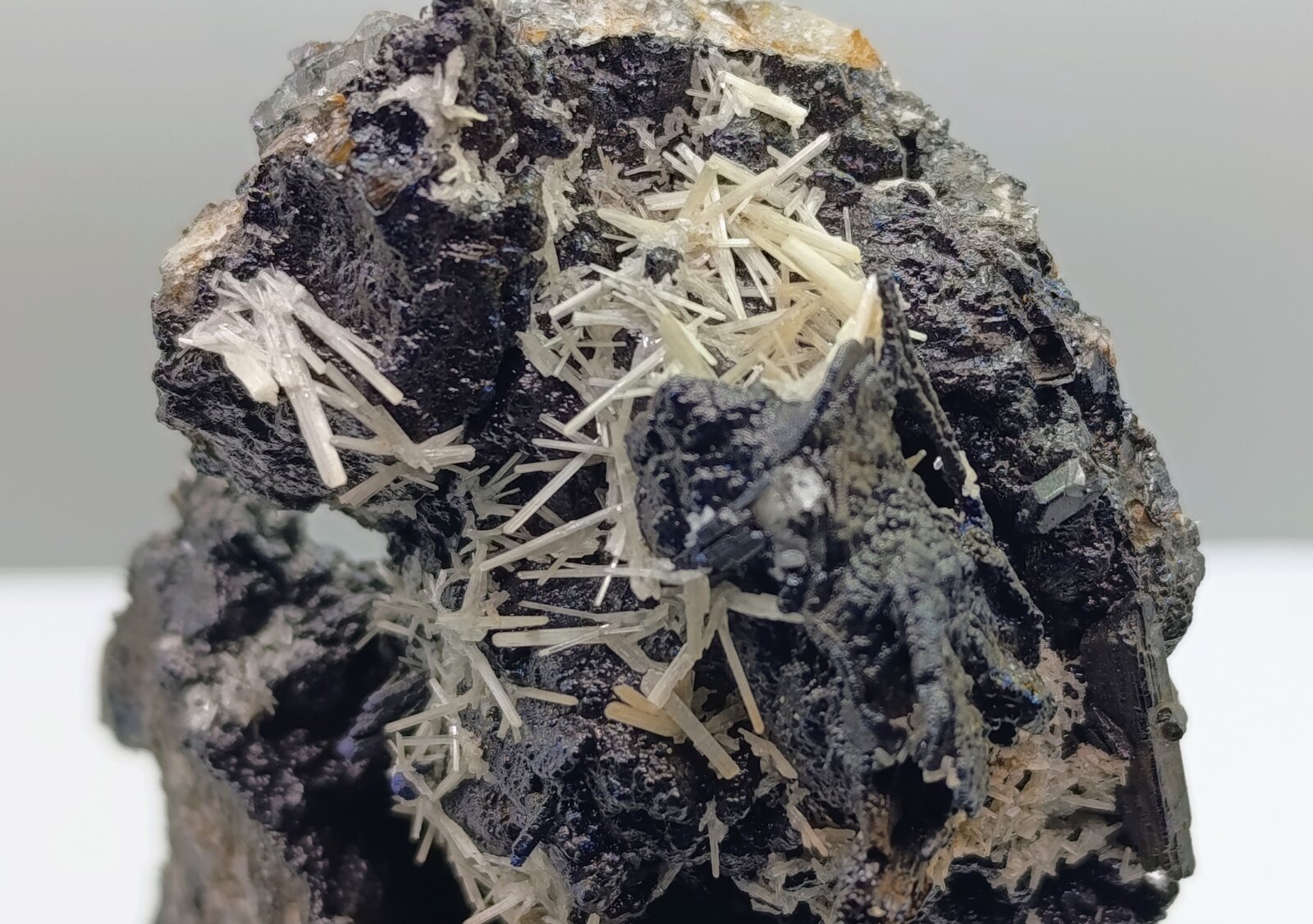 Cerusita.
San Valentín open pit, Sancti Espíritu, Sierra Minera de Cartagena-La Unión, La Unión, Comarca Campo de Cartagena, Region of Murcia (Murcia), Spain
7'x5'5 cm
(Autor: AntonioJesus)