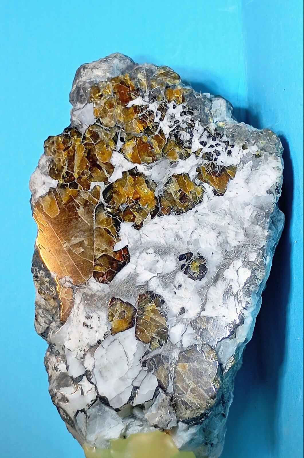 Esfalerita
Mina de Áliva (Mina Las Mánforas), zona minera Áliva, macizo Picos de Europa, Camaleño, Comarca Liébana, Cantabria, España
7,5 x 5 cm.
(Autor: Felipe Abolafia)