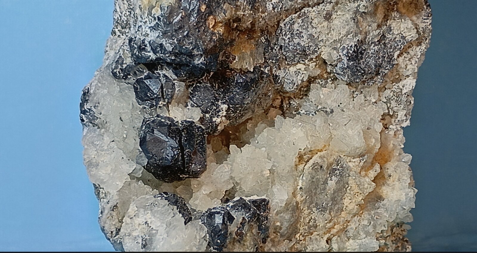 Esfalerita
Socavón Santa Bárbara (Túnel El Arteal), Sierra Almagrera, Cuevas del Almanzora, Comarca Levante Almeriense, Almería, Andalucía, España
6 x 3,5 cm
(Autor: Felipe Abolafia)