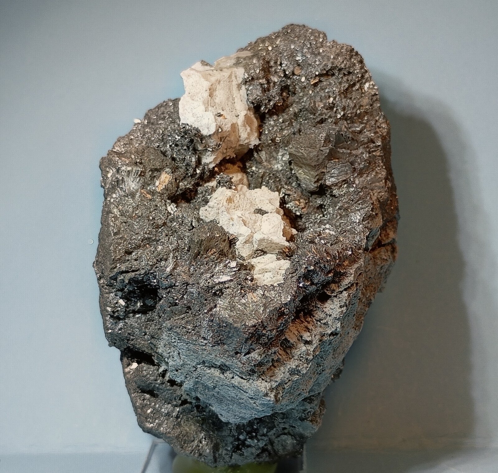 Skutterudita
Mina La Herrería, Burguillos del Cerro, Comarca Zafra-Río Bodión, Badajoz, Extremadura, España
8,5 x 5 x 6 cm.
(Autor: Felipe Abolafia)