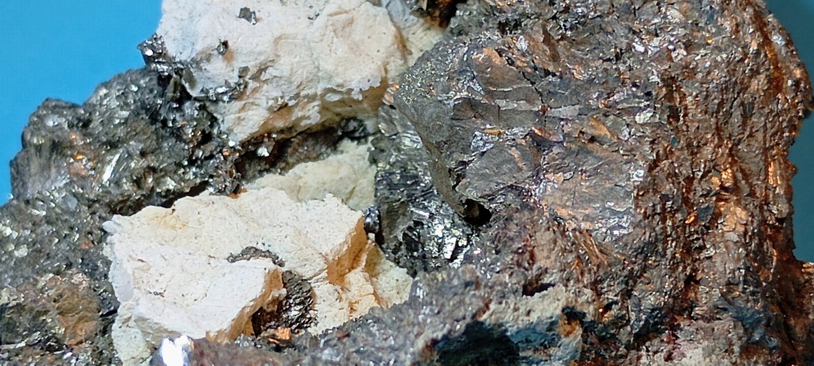 Skutterudita
Mina La Herrería, Burguillos del Cerro, Comarca Zafra-Río Bodión, Badajoz, Extremadura, España
8,5 x 5 x 6 cm.
(Autor: Felipe Abolafia)