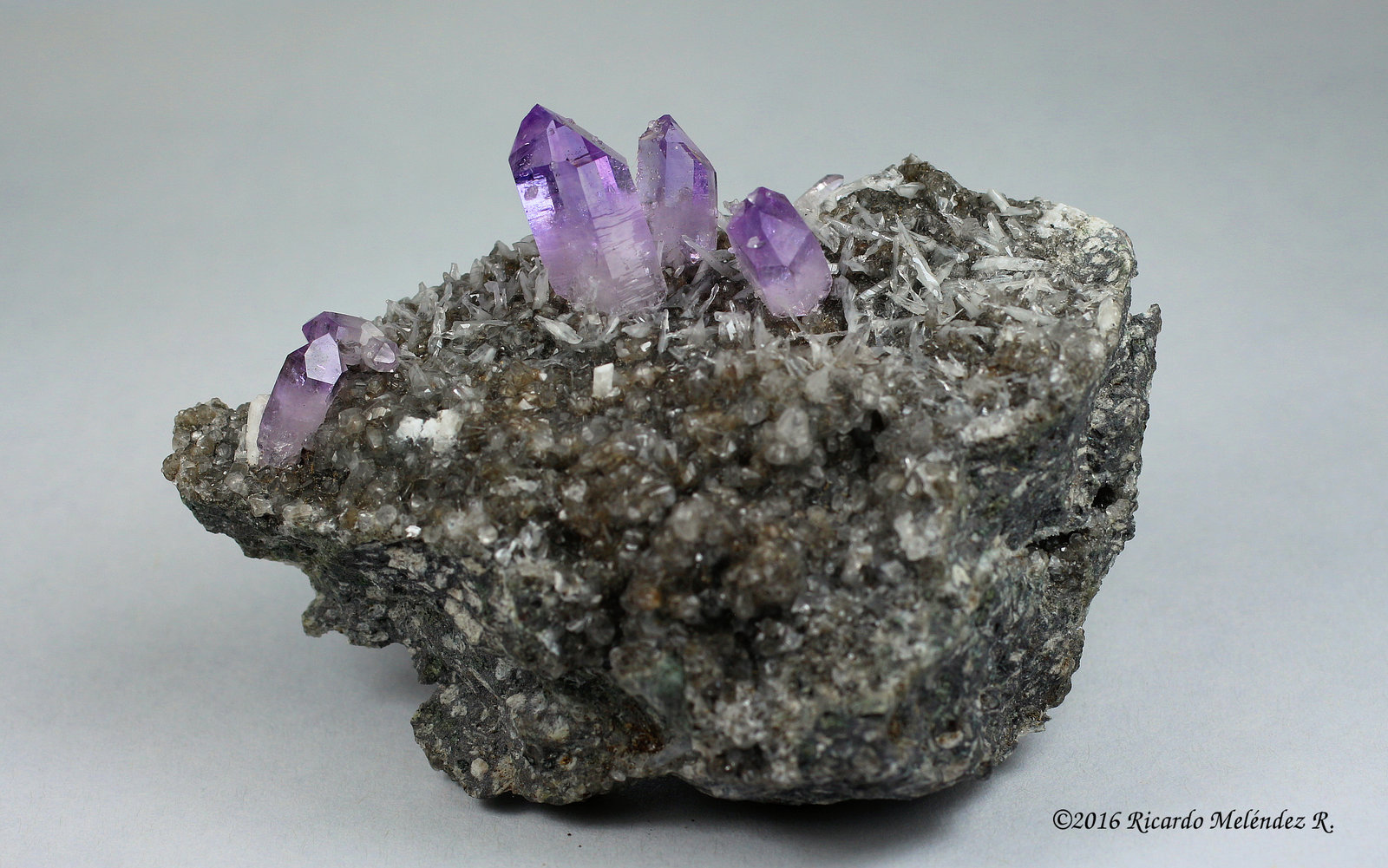 Cuarzo (variedad amatista), Laumontita, Calcita
8 x 6 x 3 centimetros
(Autor: Ricardo Melendez)