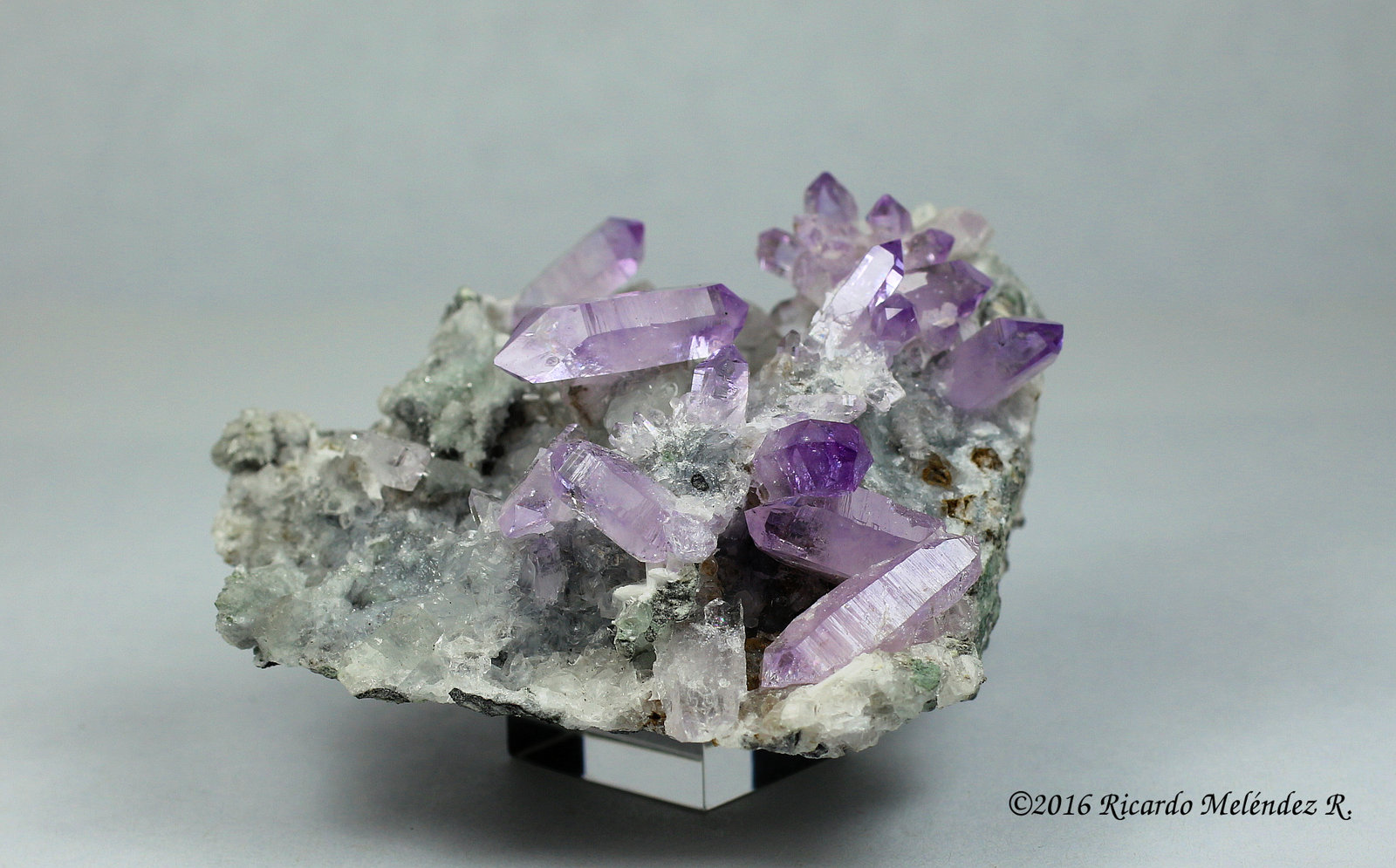 Cuarzo (variedad amatista), Calcita
6.8 x 6.8 x 2.8 centimetros
(Autor: Ricardo Melendez)