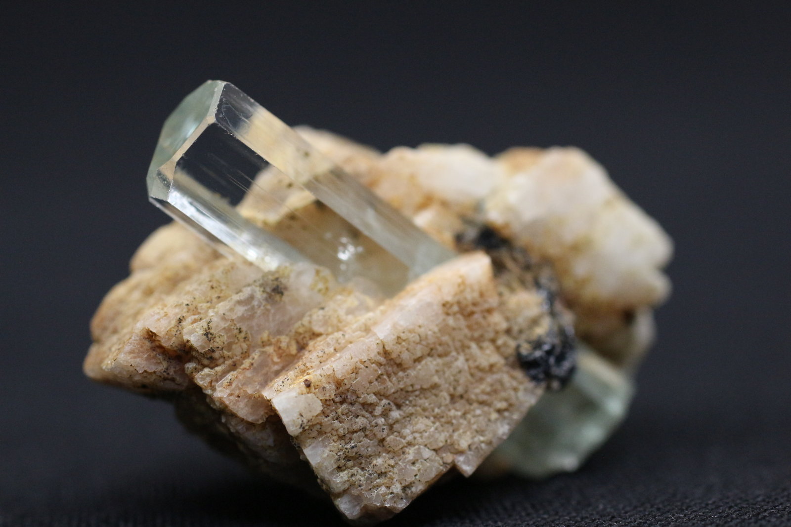 Berilo (variedad aguamarina)
3.8 x 3 x 2 centimetros
(Autor: Ricardo Melendez)