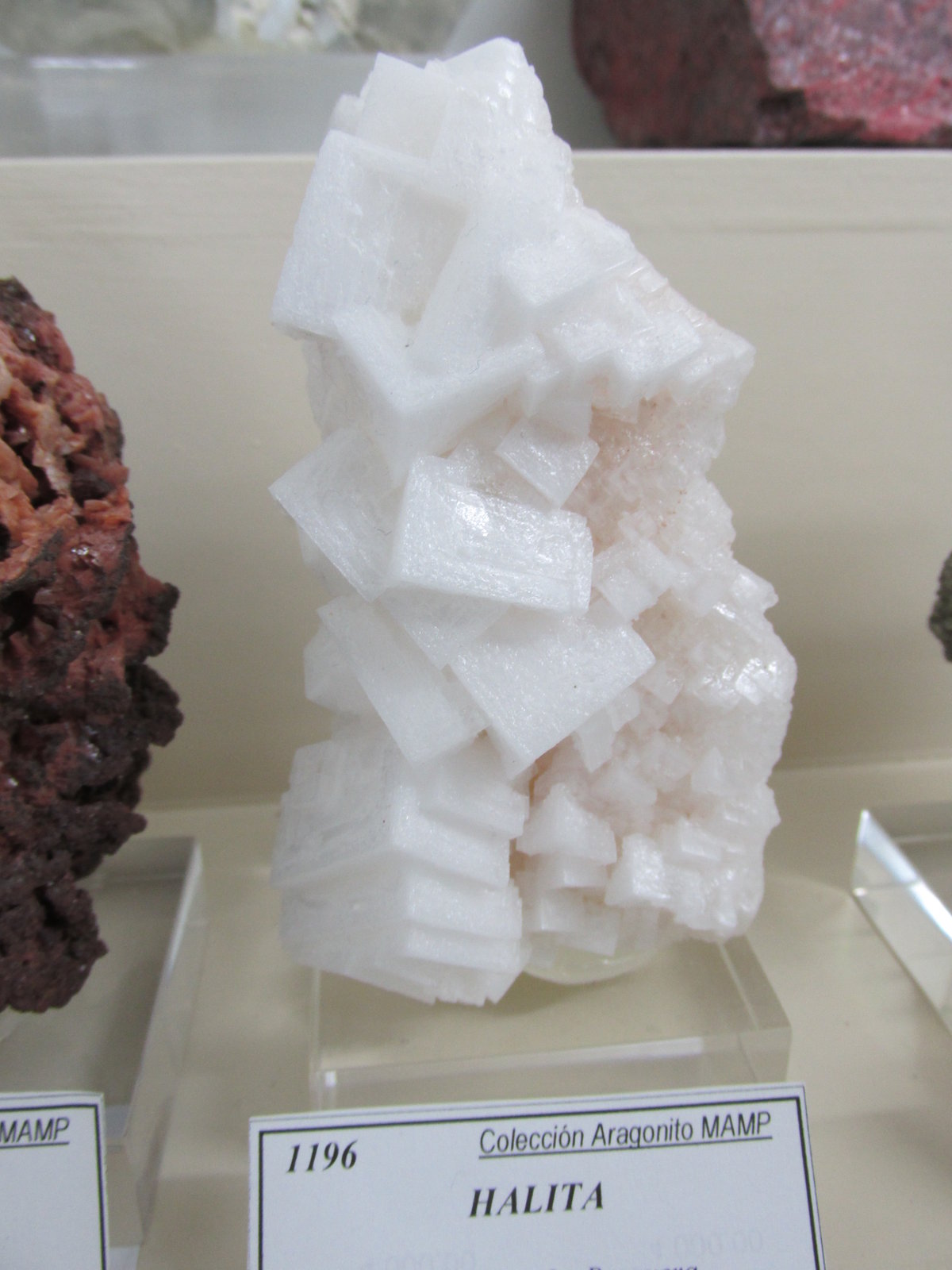 Halita
Pieza aprox. 10x5 cm. Cristales aprox. 2x2 cm.
(Autor: Miguel Ángel Martinez)