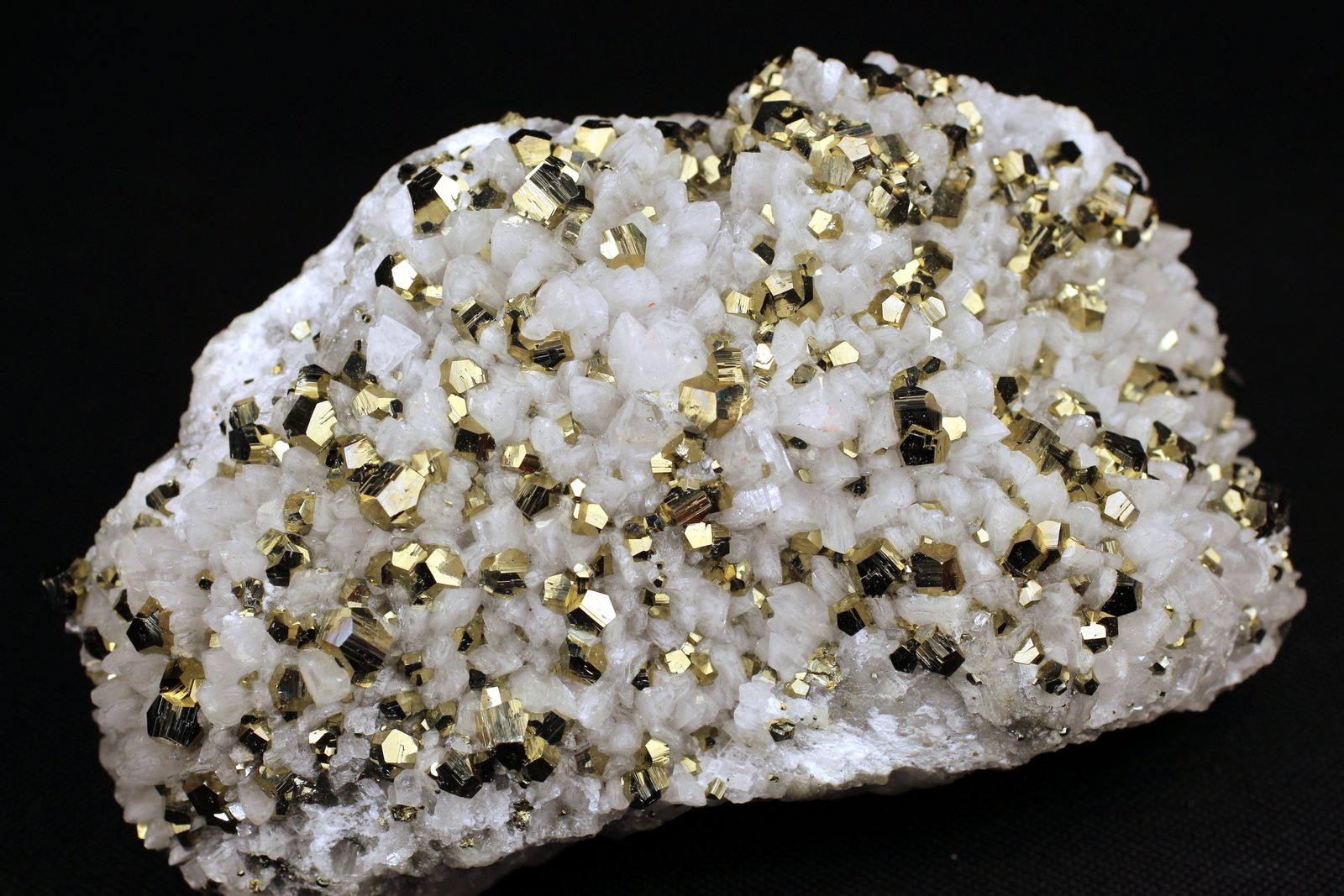 Pirita, Calcita y Cuarzo
8.7 x 5.5 x 2.9 centimetros
(Autor: Ricardo Melendez)