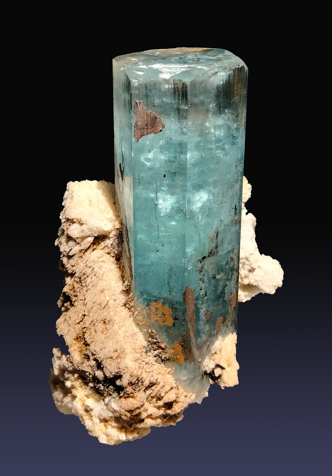 Berilo (variedad aguamarina) con Schorlo (Chorlo) y Ortoclasa
27 mm x 44 mm x 22 mm
(Autor: Firmo Espinar)