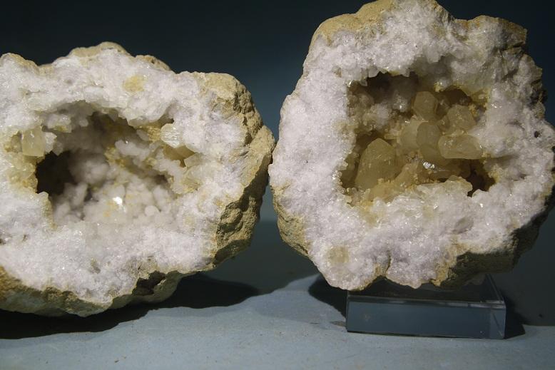 Calcita y Cuarzo (variedad calcedonia)
9,5x9 cm
(Autor: minero1968)