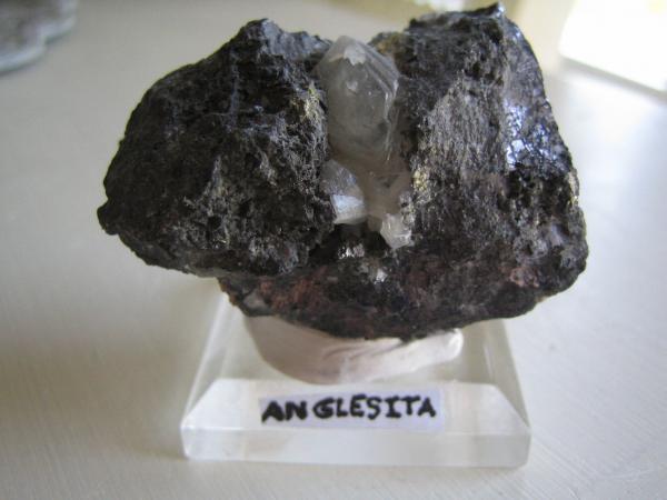 Anglesita y galena
2 cm. el cristal principal
(Autor: sergio145)