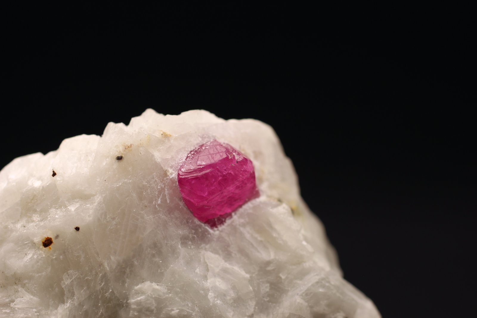 Corindón (variedad rubi)
3.3 x 3.3 x 1.6 centimetros
(Autor: Ricardo Melendez)