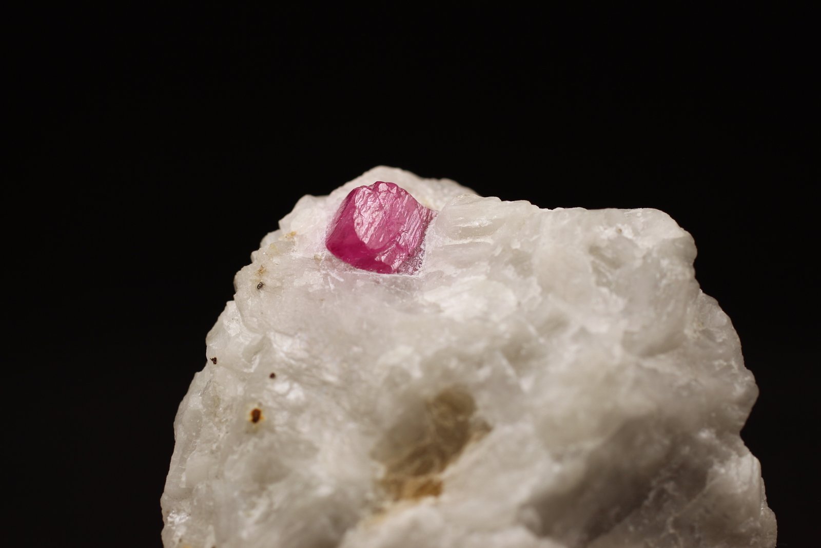 Corindón (variedad rubi)
3.3 x 3.3 x 1.6 centimetros
(Autor: Ricardo Melendez)