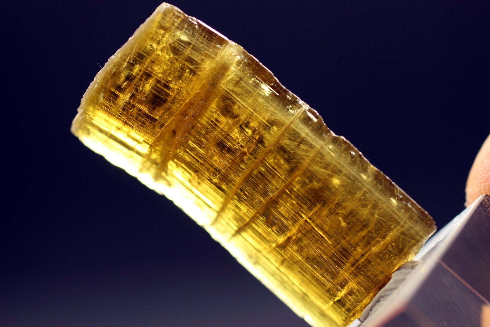 Clinozoisita
3.2 x 1.6 x 0.6 centimetros
(Autor: Ricardo Melendez)