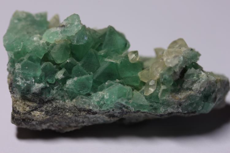 Fluorita, Calcita
50x28x22 mm
(Autor: carles)
