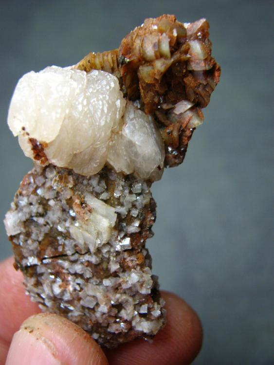 Calcita sobre Siderita
5 cm. de alto (medidas aproximadas)
(Autor: mmarte)