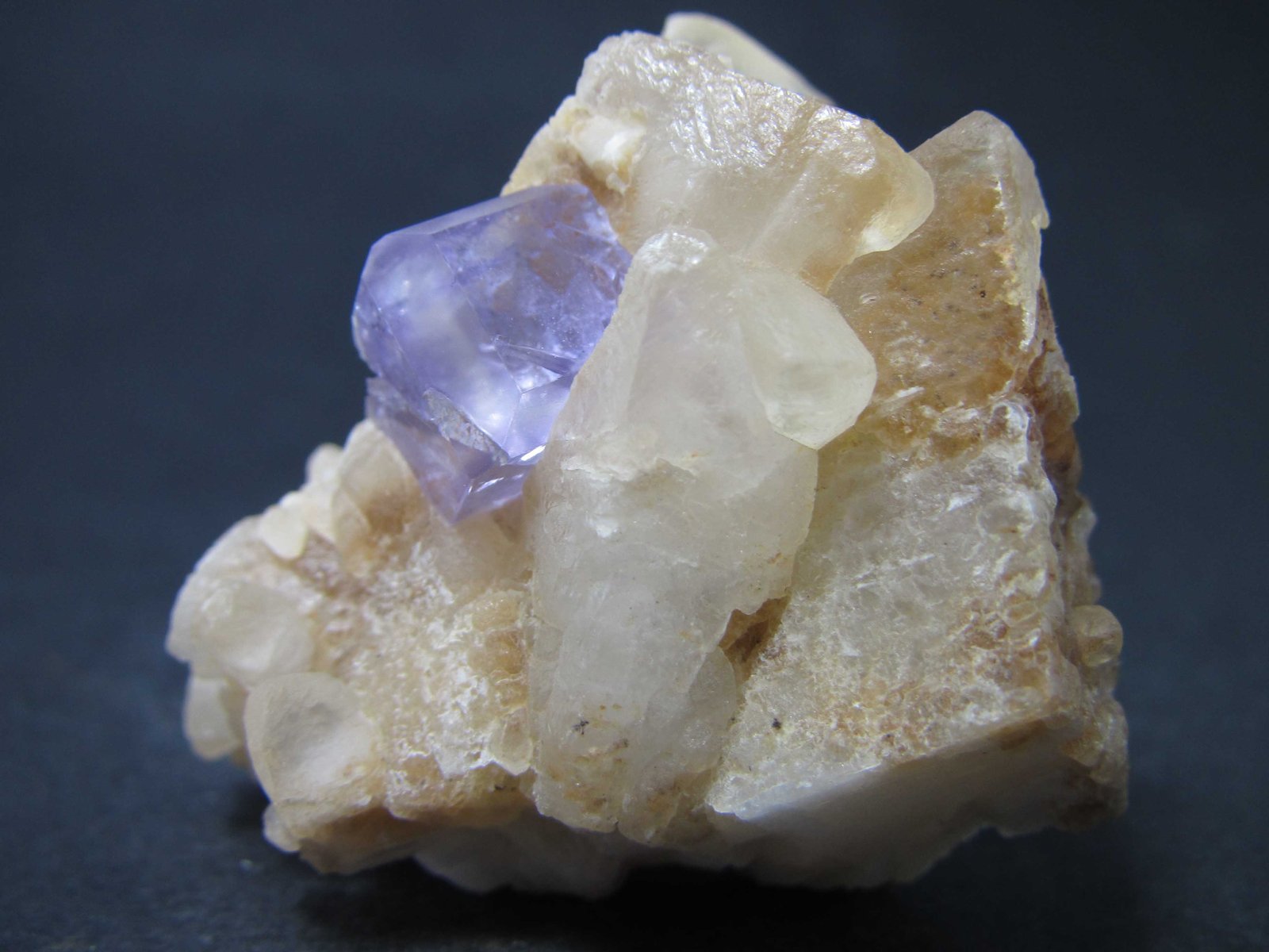 Fluorita, calcita
4'5 x 5 cm.  Cristal de 1 cm. arista mayor
(Autor: prcantos)