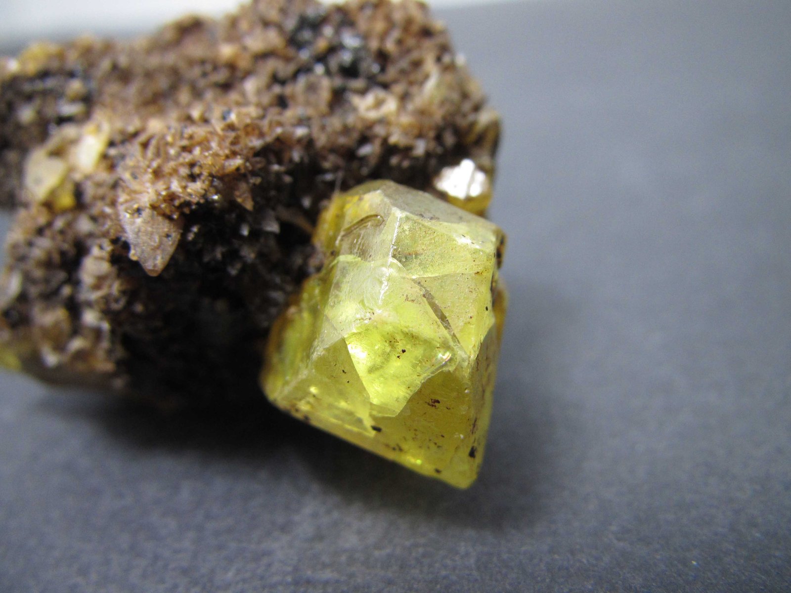 Azufre
Cristal de 1'5 x 1 cm.
(Autor: prcantos)