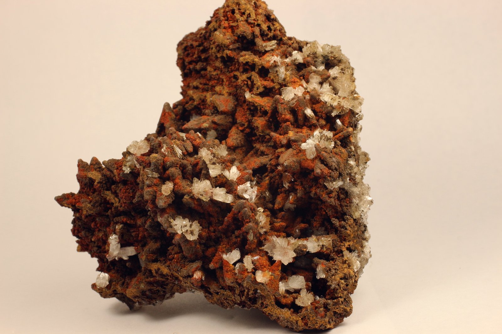 Goethita pseudo Calcita y Hemimorfita
10.1 x 9 x 5.5 centimetros
(Autor: Ricardo Melendez)