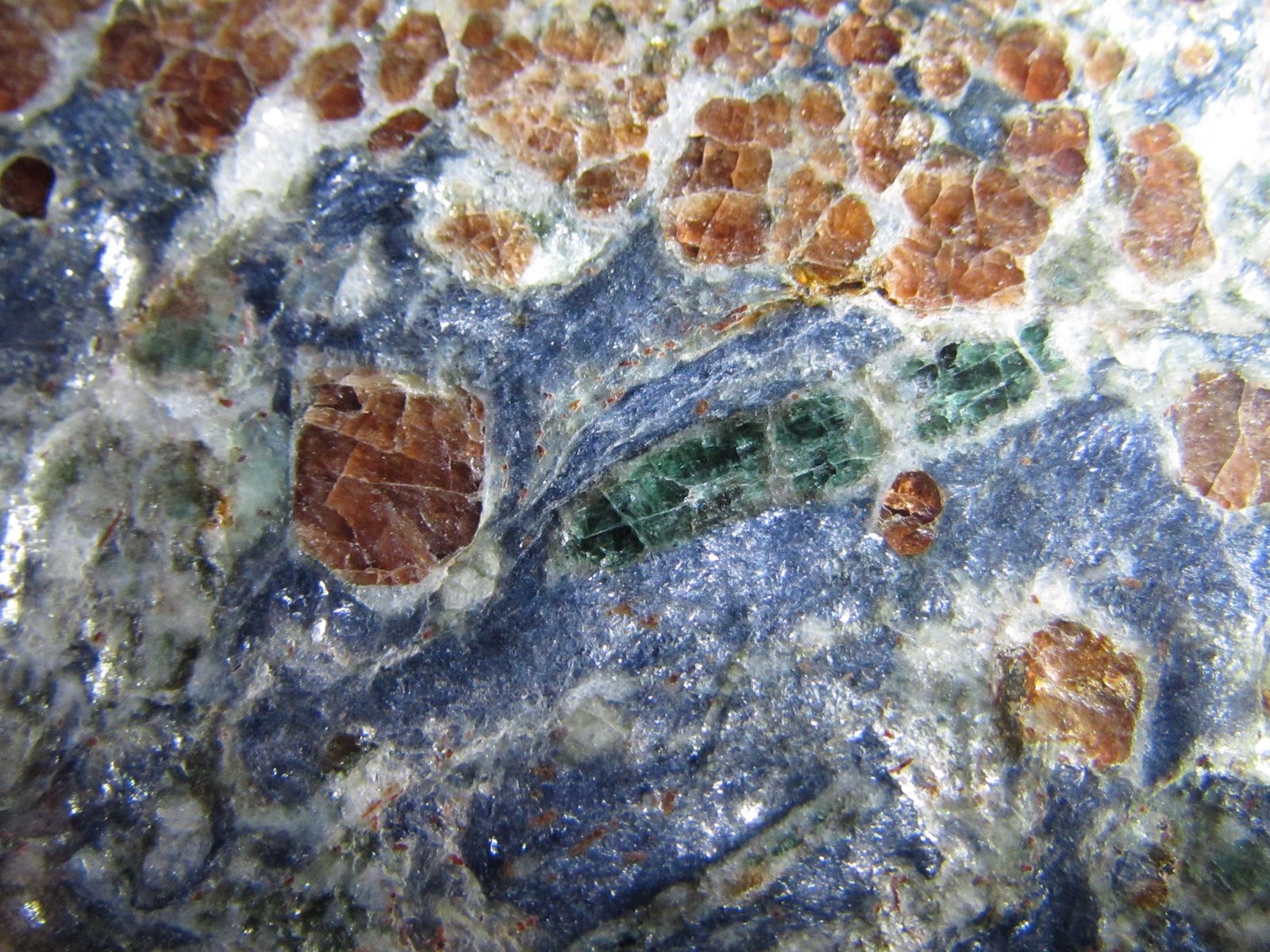 Esquisto con Glaucophana (Glaucofana) y Spessartina (Espesartina)
4 cm. ancho de campo
(Autor: prcantos)