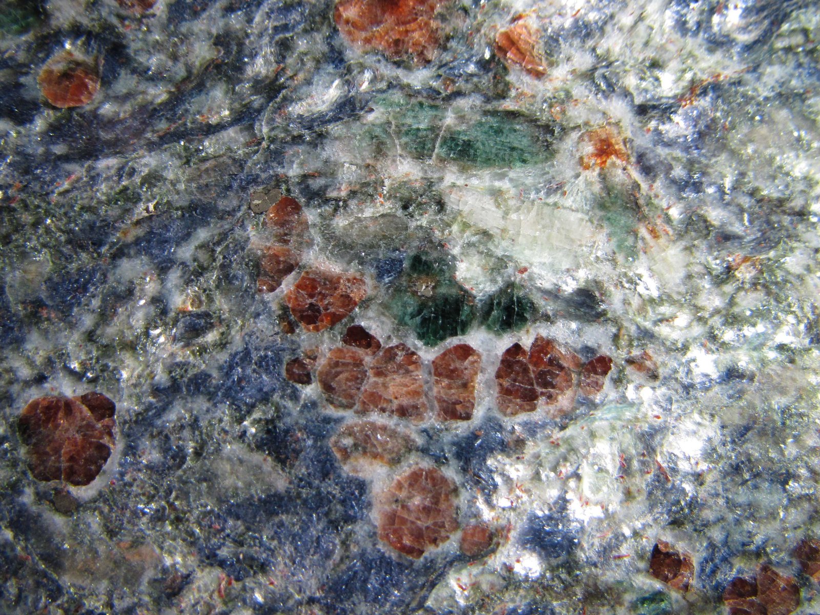 Esquisto con Glaucophana (Glaucofana) y Spessartina (Espesartina)
5 cm. ancho de campo
(Autor: prcantos)