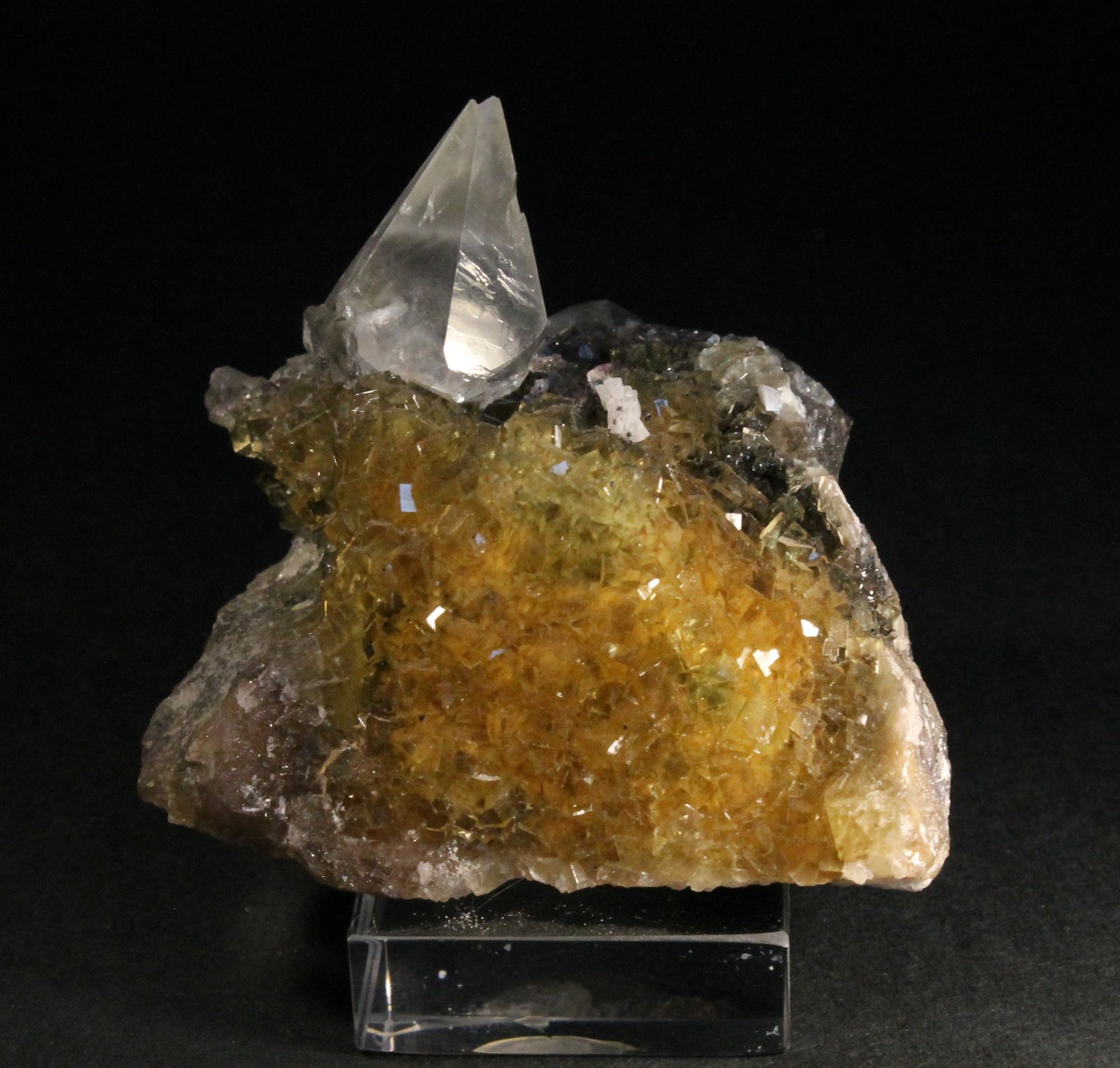 Calcita y Fluorita
5,5 x 5,2 cm. (Cristal de calcita: 2 cm).
(Autor: Darío Menéndez)