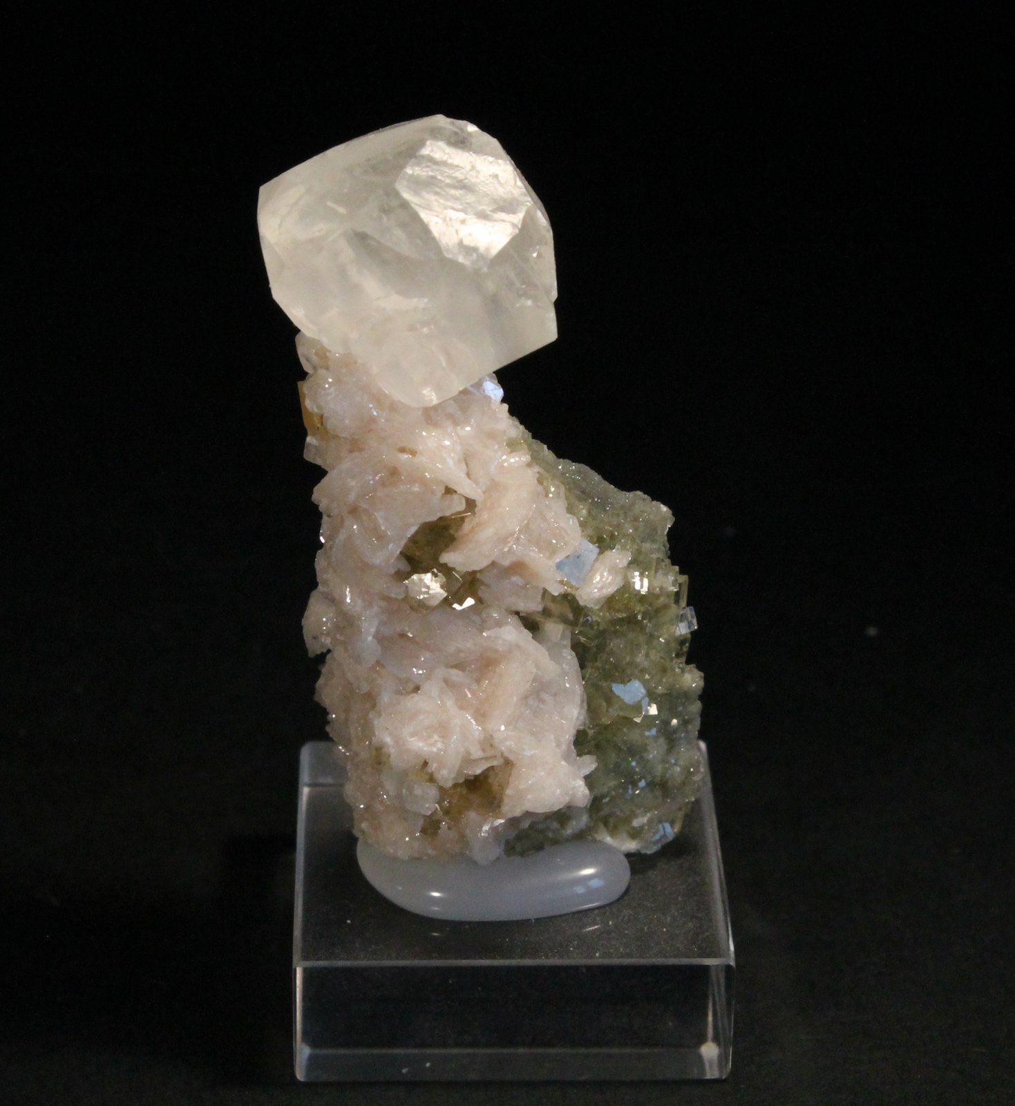 Calcita, Barita y Fluorita
5 x 3 cm. (Cristal de calcita: 2 cm).
(Autor: Darío Menéndez)
