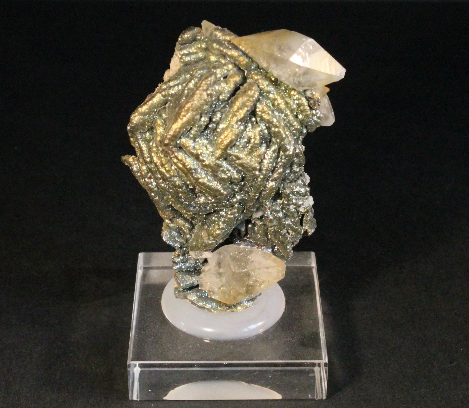 Calcita y Marcasita
6 x 4 cm. (Calcita mayor: 2,5 cm).
(Autor: Darío Menéndez)