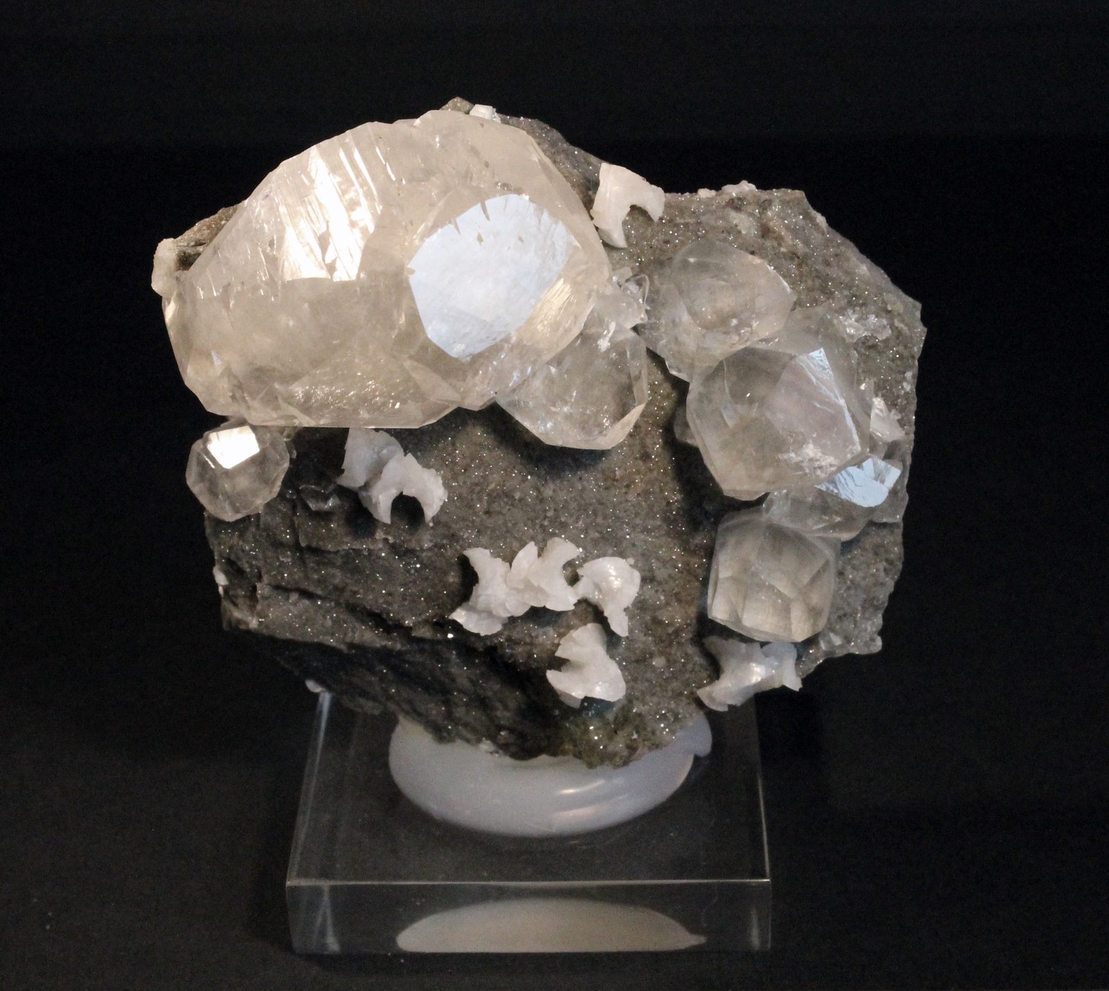 Calcita y Dolomita
8 x 8 cm. (Calcita mayor: 4,5 cm).
(Autor: Darío Menéndez)