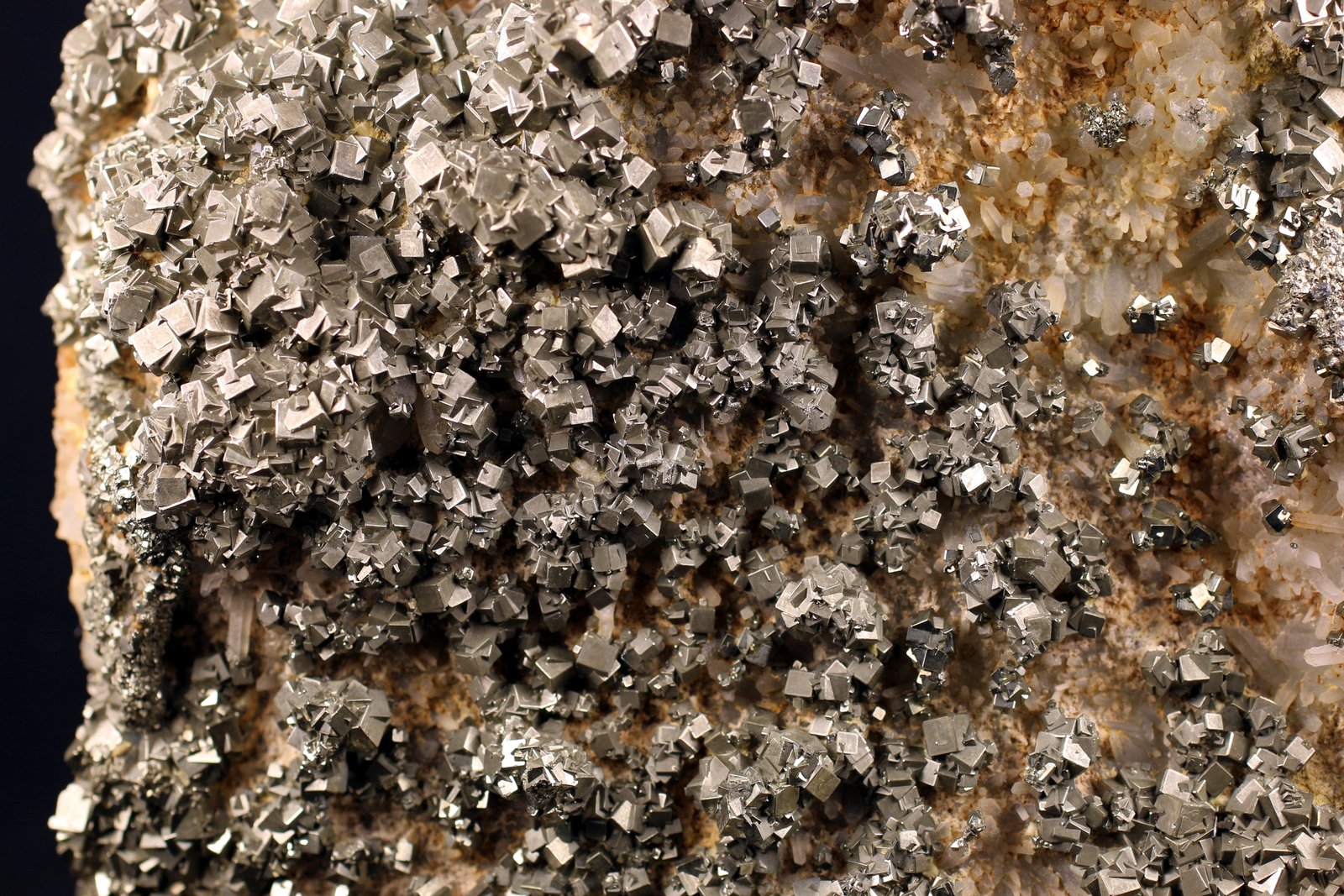 Pirita sobre Cuarzo
17.6 x 14.6 x 4.7 centimetros
(Autor: Ricardo Melendez)