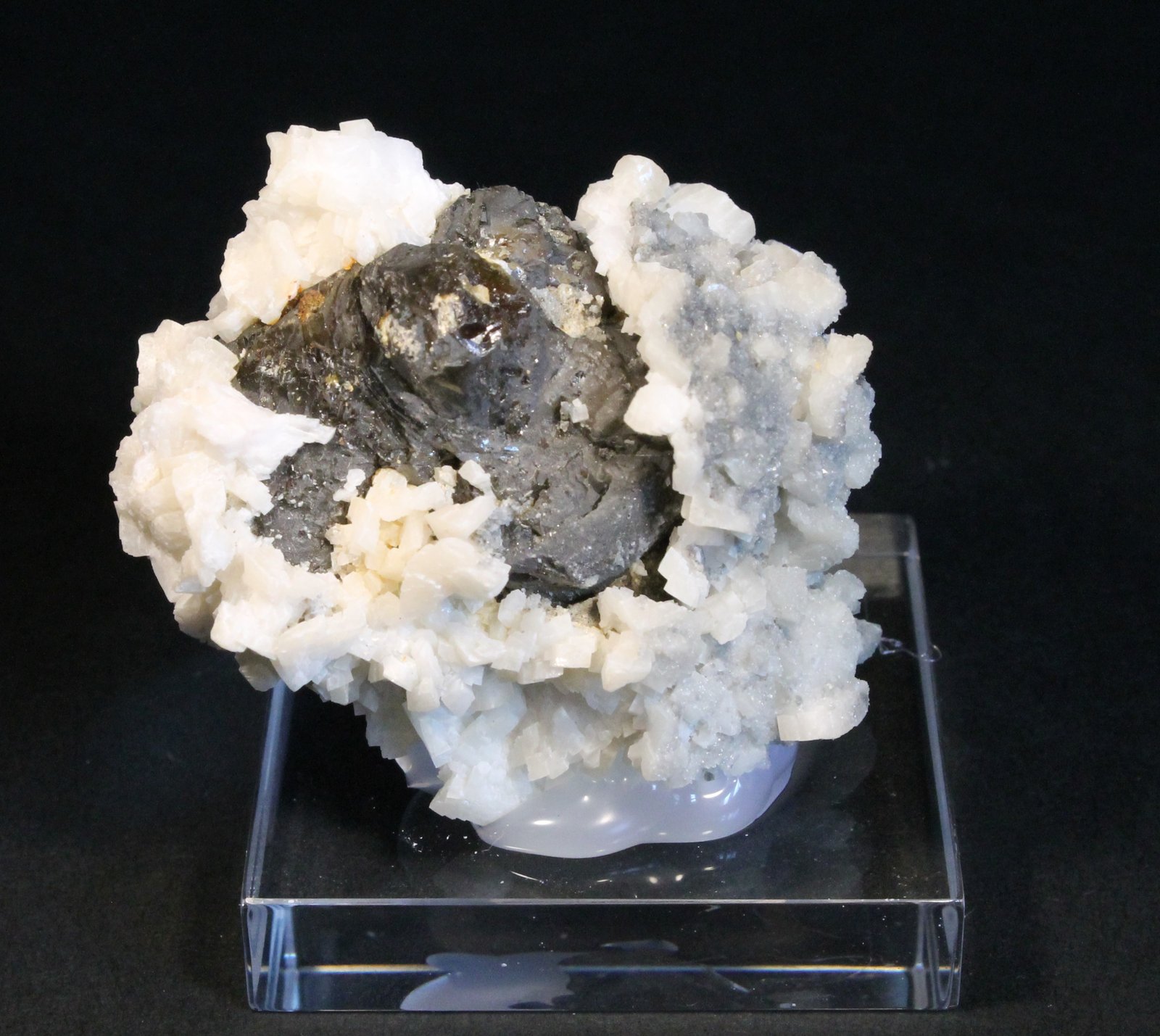 Esfalerita y Dolomita
5 x 5 cm.
(Autor: Darío Menéndez)