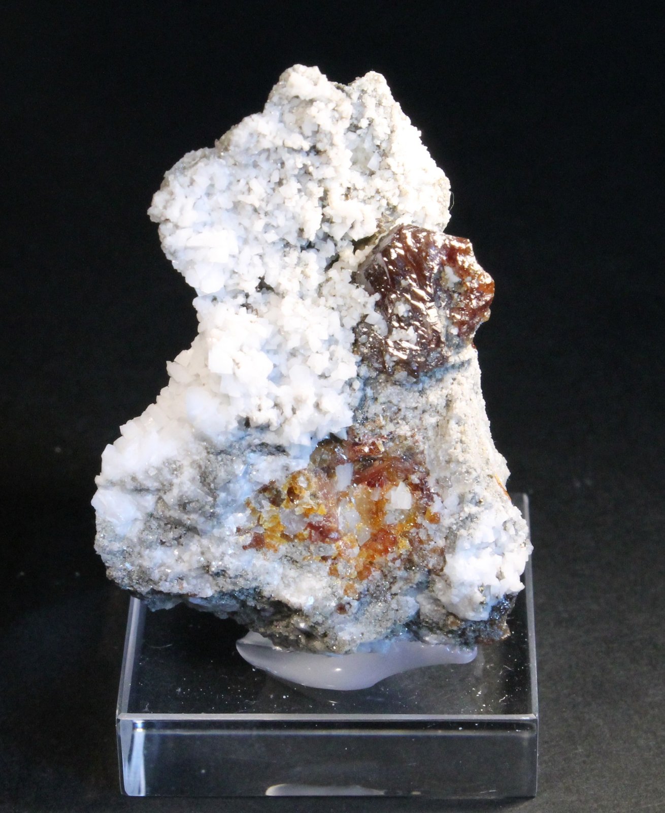 Esfalerita y Dolomita
6 x 4 cm. (Cristal: 1,3 cm).
(Autor: Darío Menéndez)