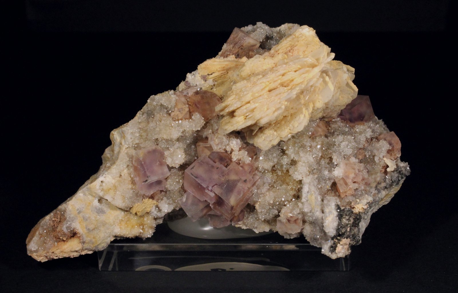 Fluorita y Barita
12 x 7 cm. (Cristal mayor de fluorita: 2 cm).
(Autor: Darío Menéndez)