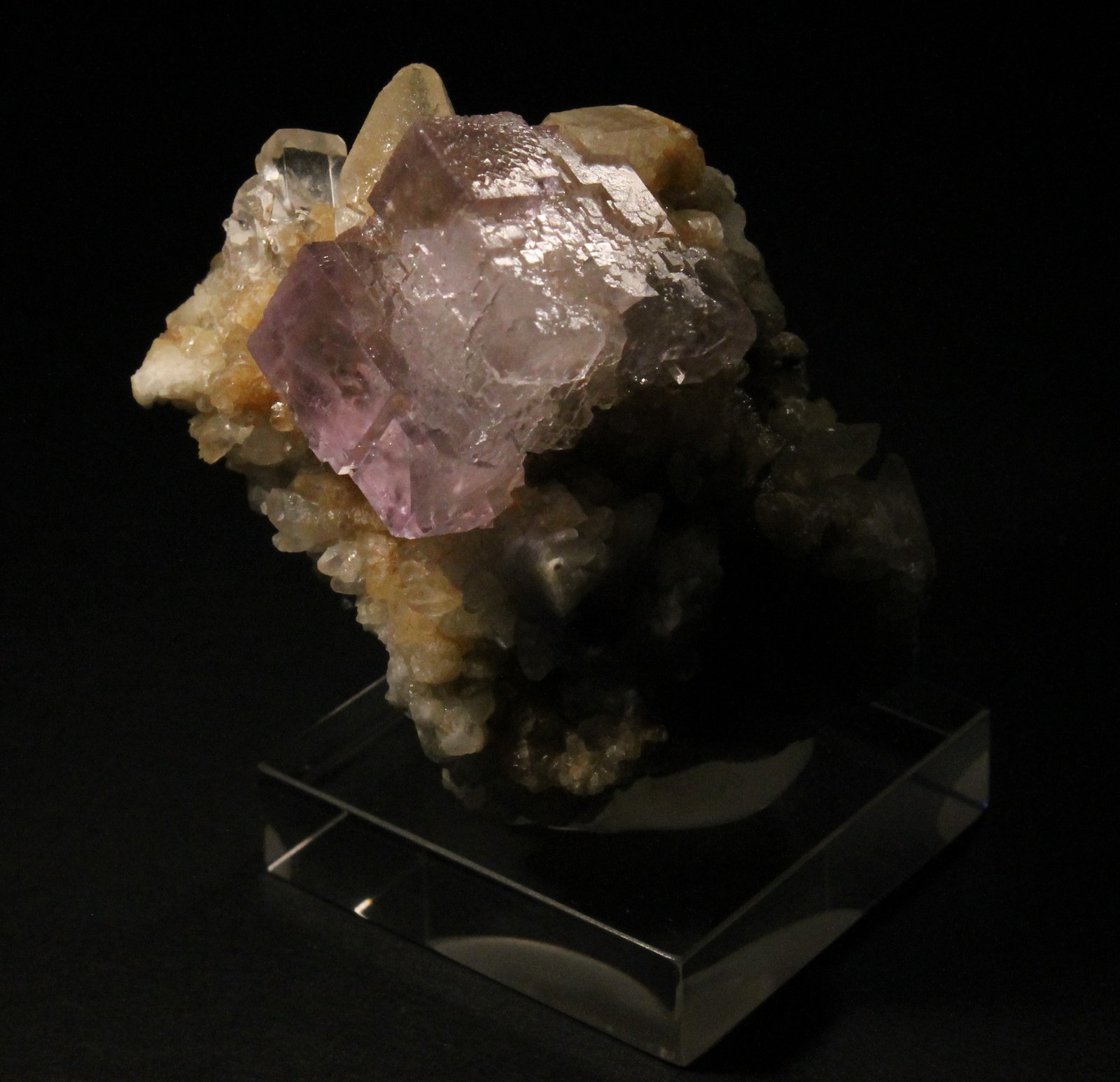Fluorita y Calcita
6 x 5 cm. (Fluorita: 2 cm).
(Autor: Darío Menéndez)