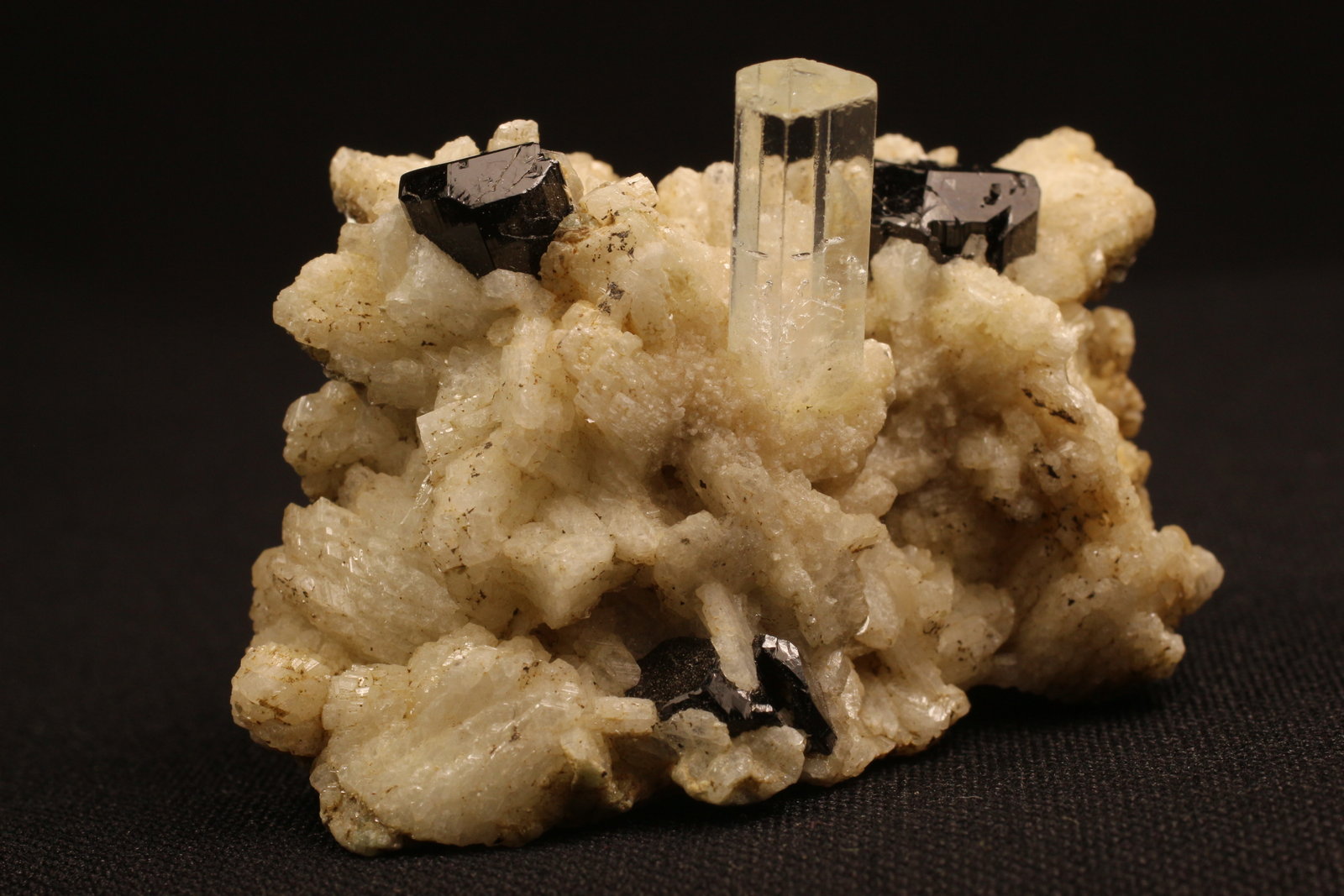 Berilo (variedad aguamarina) y Turmalina (Grupo)
5.3 x 3.3 x 3.5 centimetros
(Autor: Ricardo Melendez)