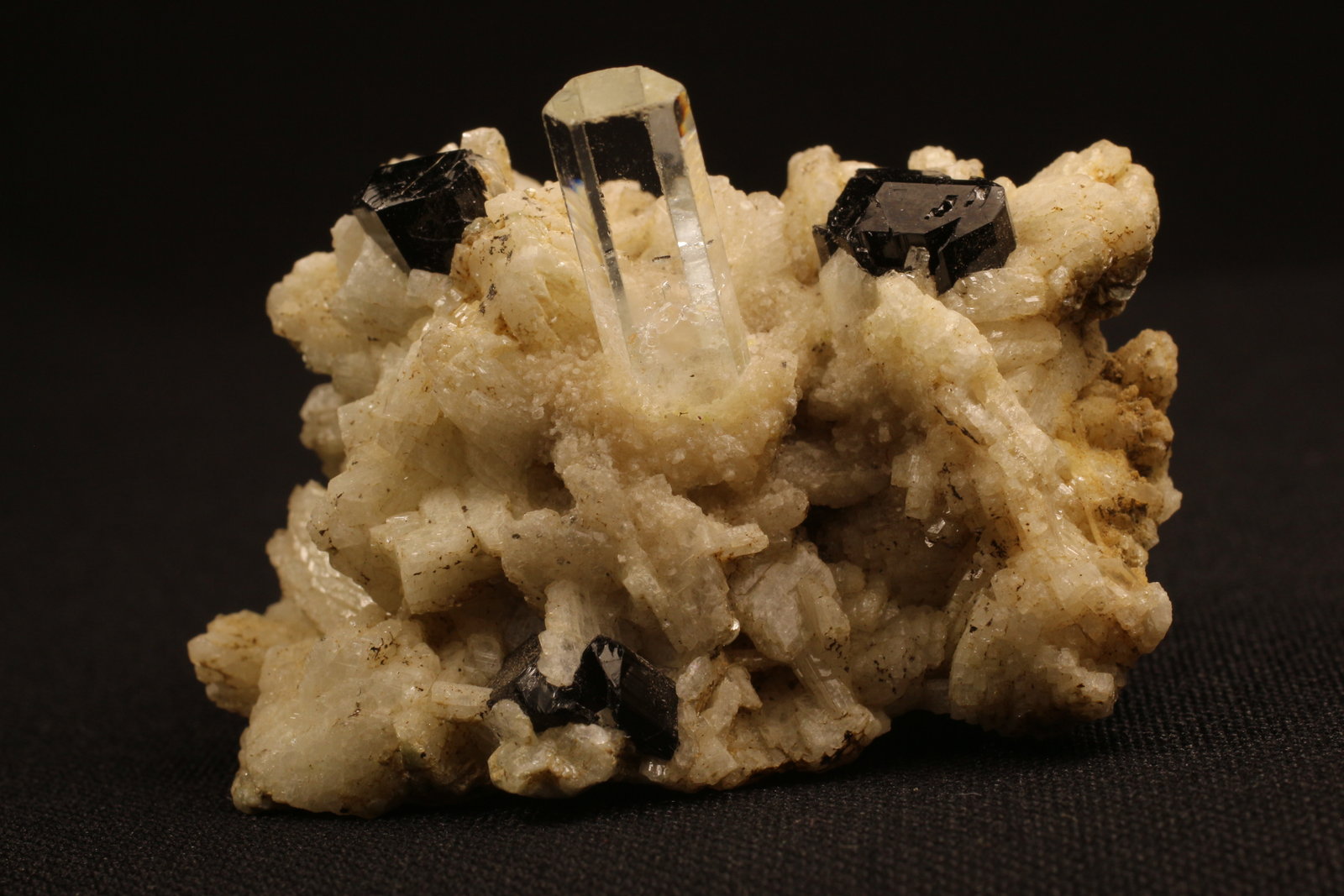 Berilo (variedad aguamarina) y Turmalina (Grupo)
5.3 x 3.3 x 3.5 centimetros
(Autor: Ricardo Melendez)