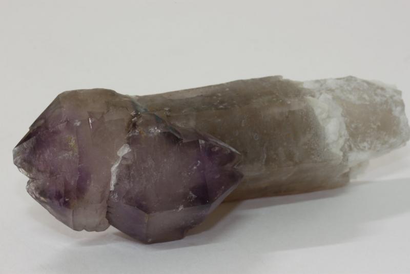 Cuarzo (variedad amatista), Cuarzo (variedad ahumado), Albita
82 x 28 x 28 mm
(Autor: carles)