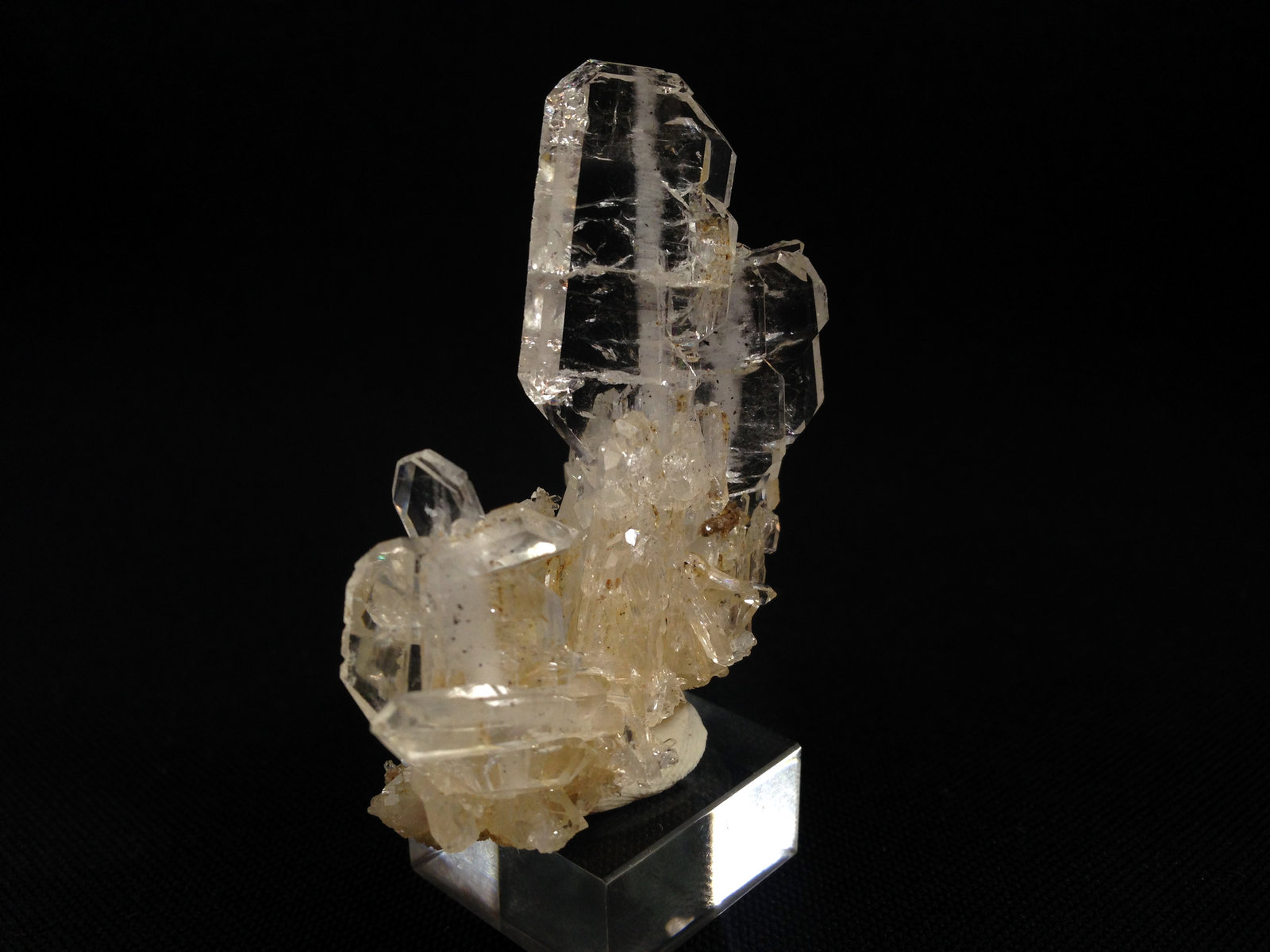 Cuarzo
6.5 x 3.7 x 2.5 centimetros
(Autor: Ricardo Melendez)
