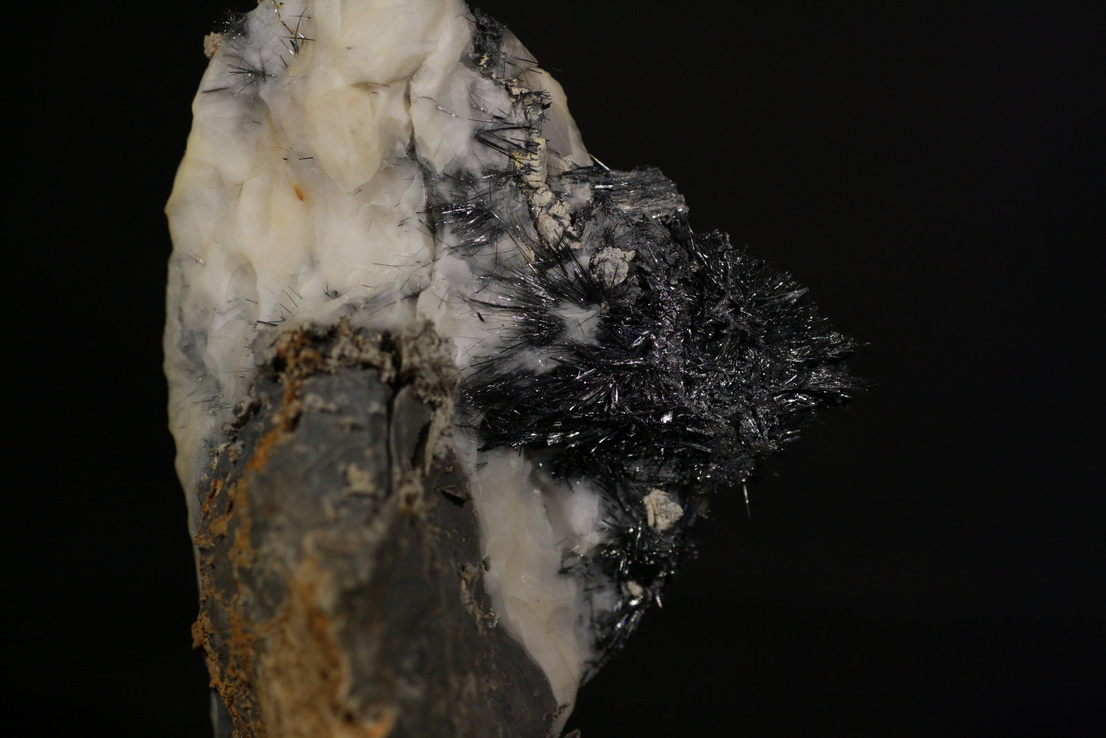 Estibnita
Grupo de cristales 4,5x3,5 cm
(Autor: minero1968)