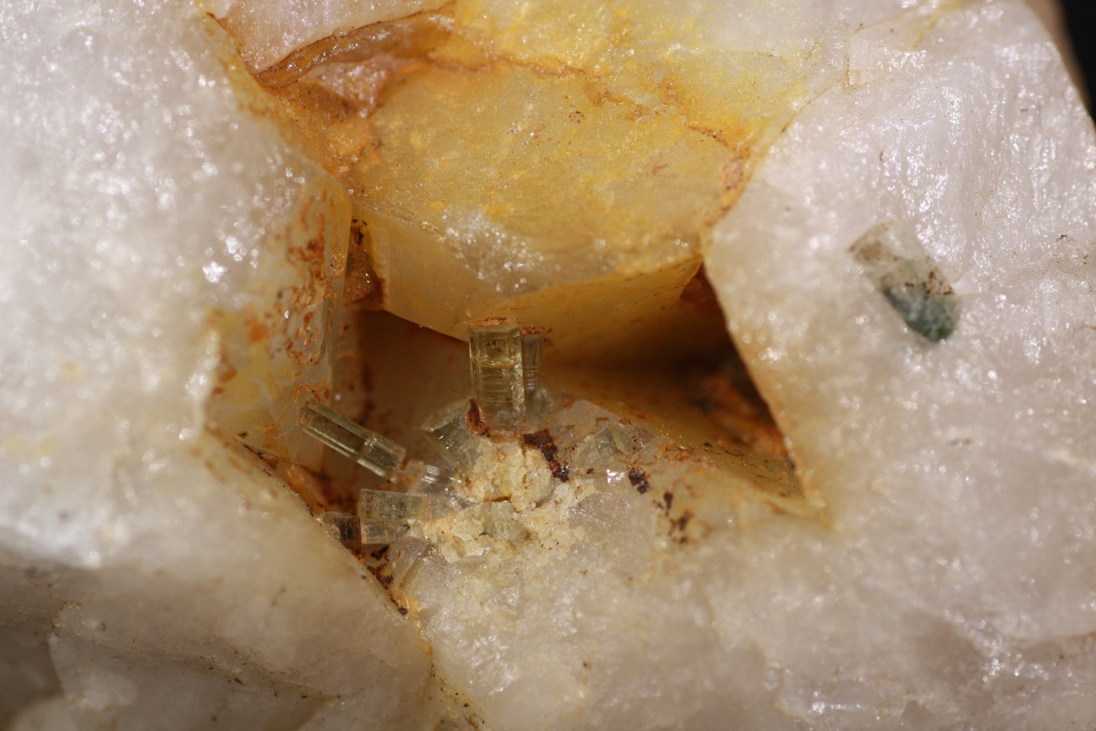 Fluorapatito
Ancho de imagen 4,5 cm
(Autor: minero1968)