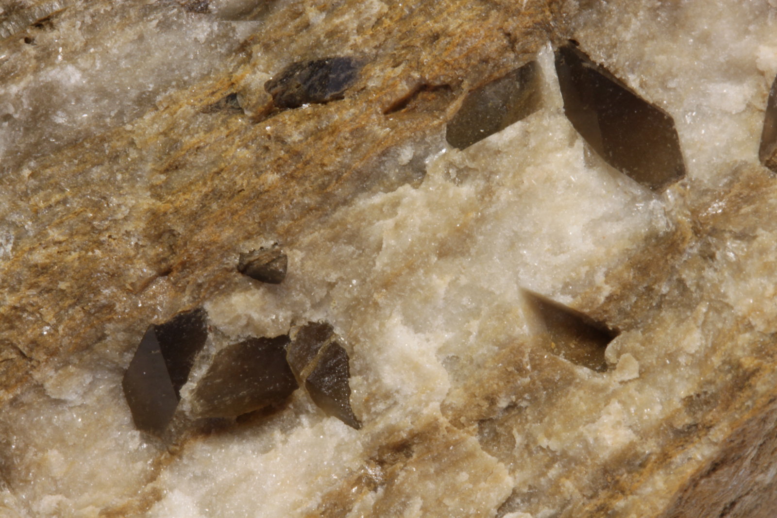 Dolomita (variedad teruelita)
65 x 40 x 45 mm, cristal mayor 7 x 3 mm
(Autor: carles)