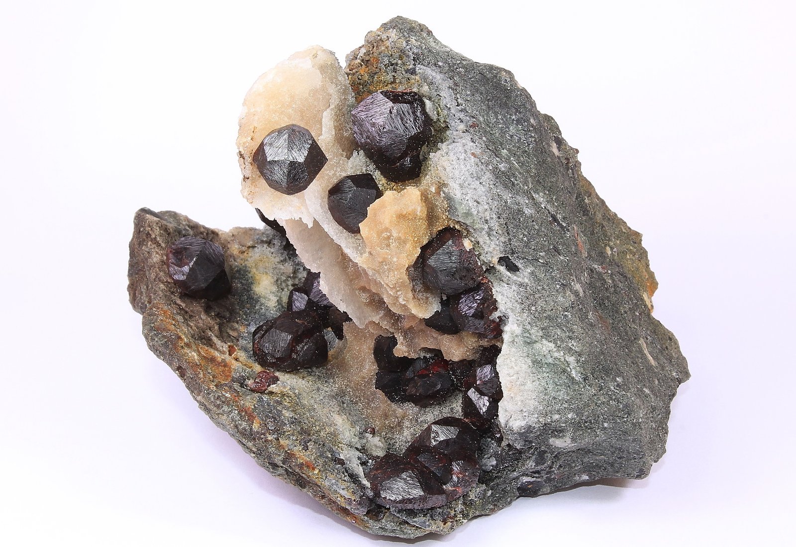 Almandino, Arfvedsonita, Cuarzo, Calcita
14 x 12 x 10 cm.
(Autor: Ivan Blanco (PDM))